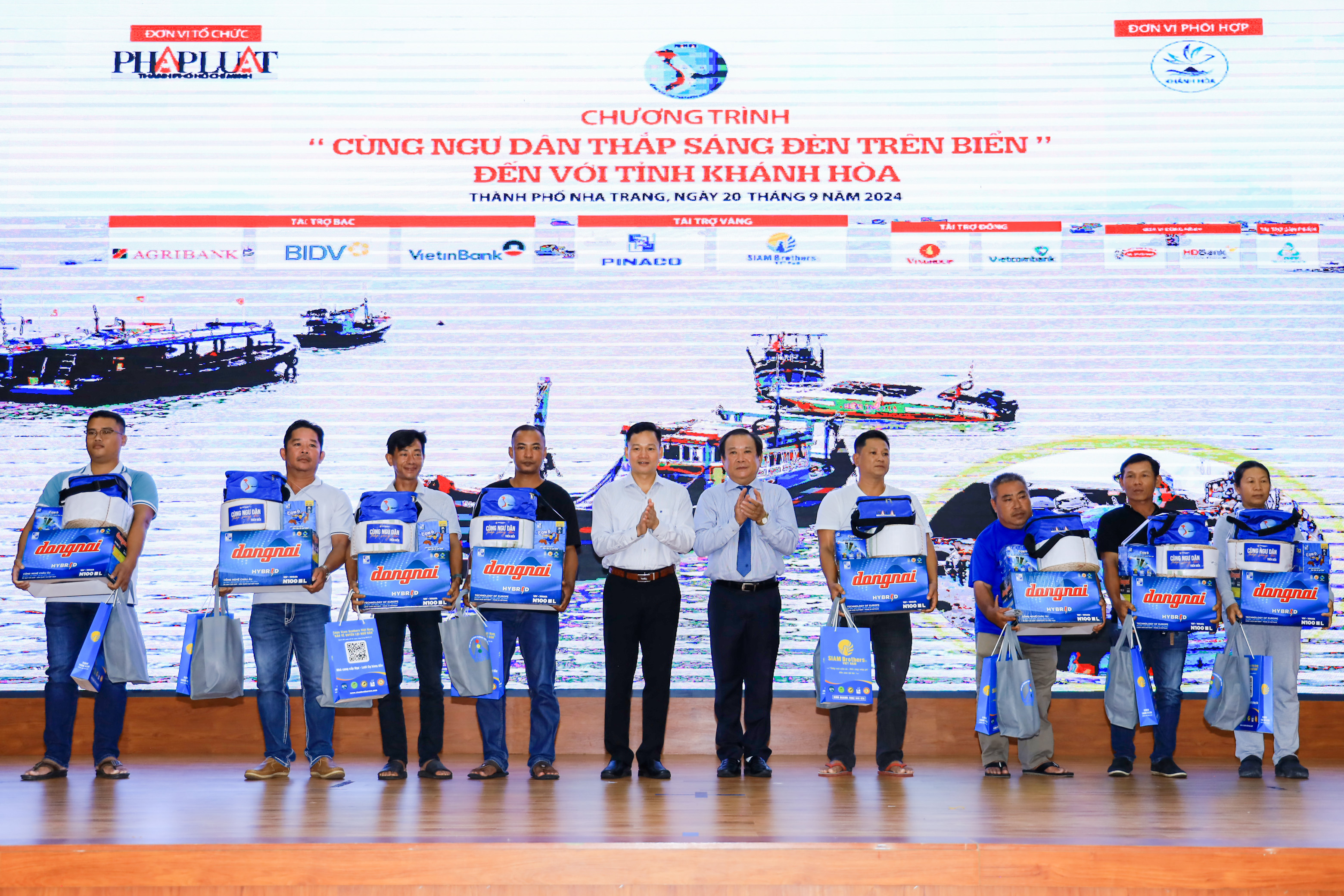 Chương trình “Cùng ngư dân thắp sáng đèn trên biển”: Khích lệ tinh thần ngư dân vươn khơi, bám biển