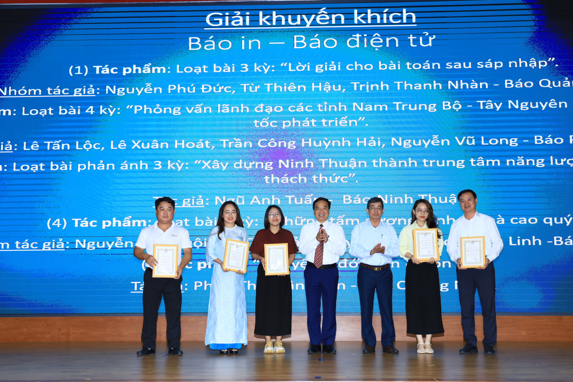 Trao giải Khuyến khích loại hình báo in, báo điện tử.