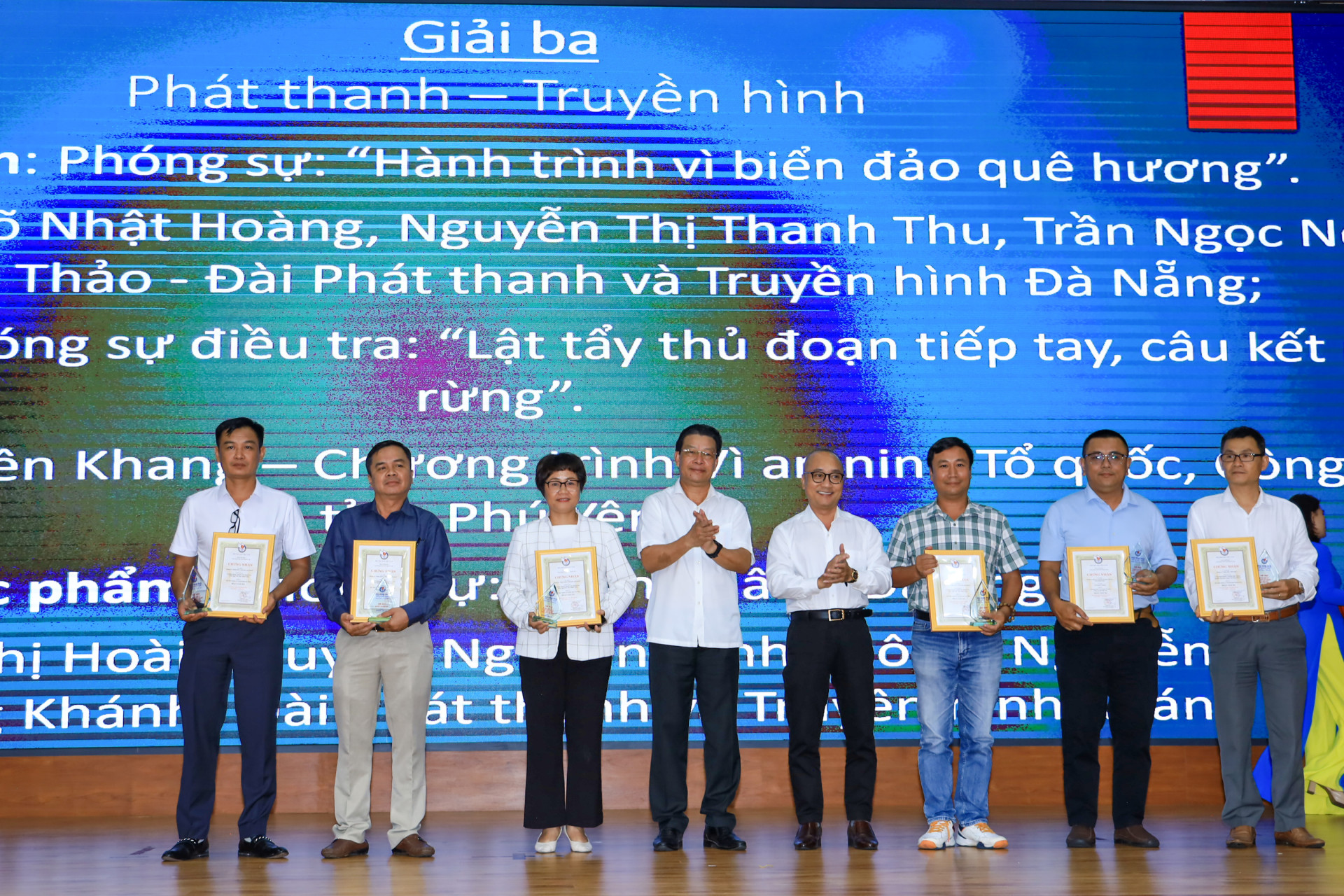 Trao giải Ba loại hình phát thanh, truyền hình.