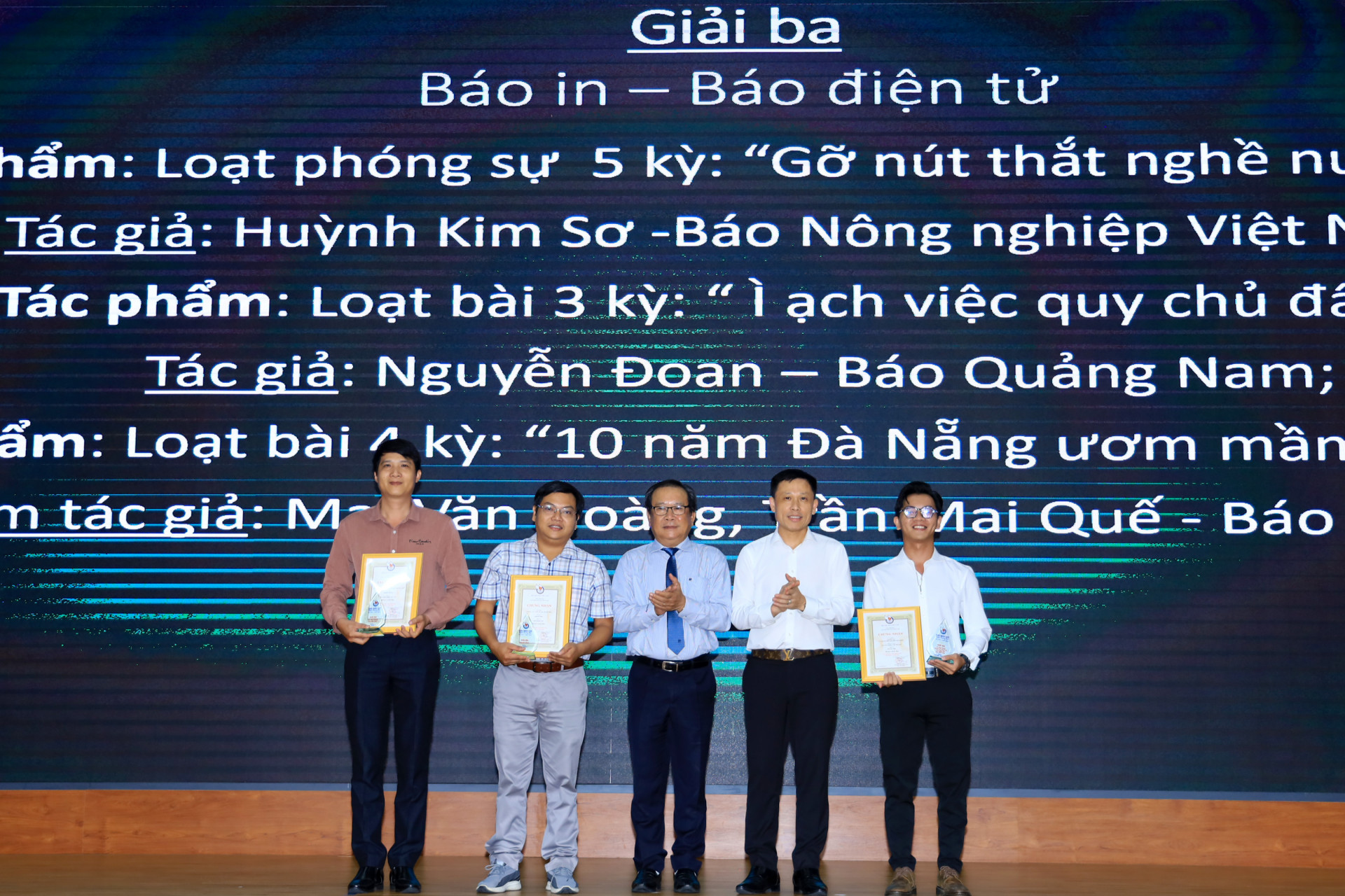 Trao giải Ba loại hình báo in, báo điện tử.