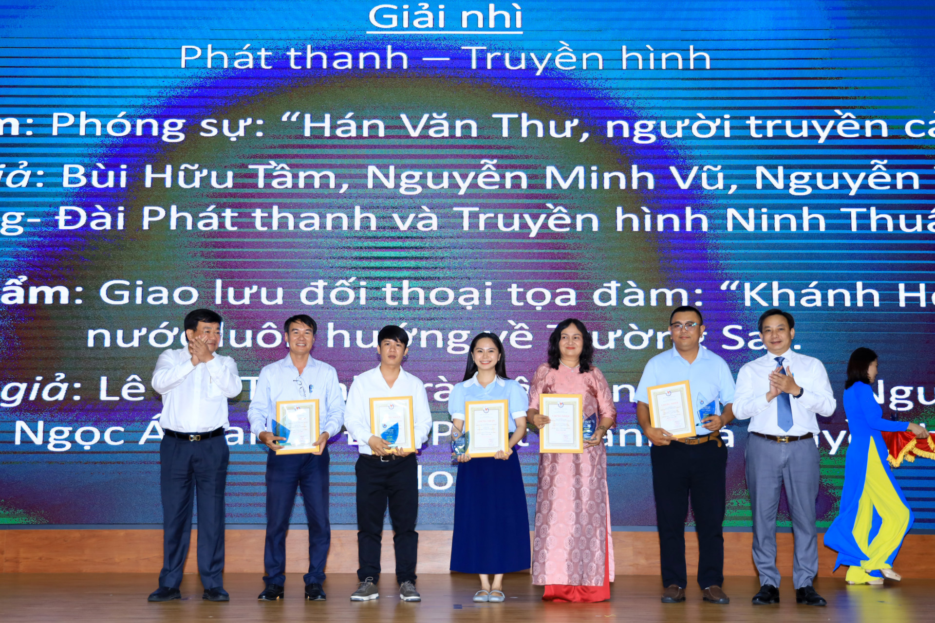 Trao giải Nhì loại hình phát thanh, truyền hình.