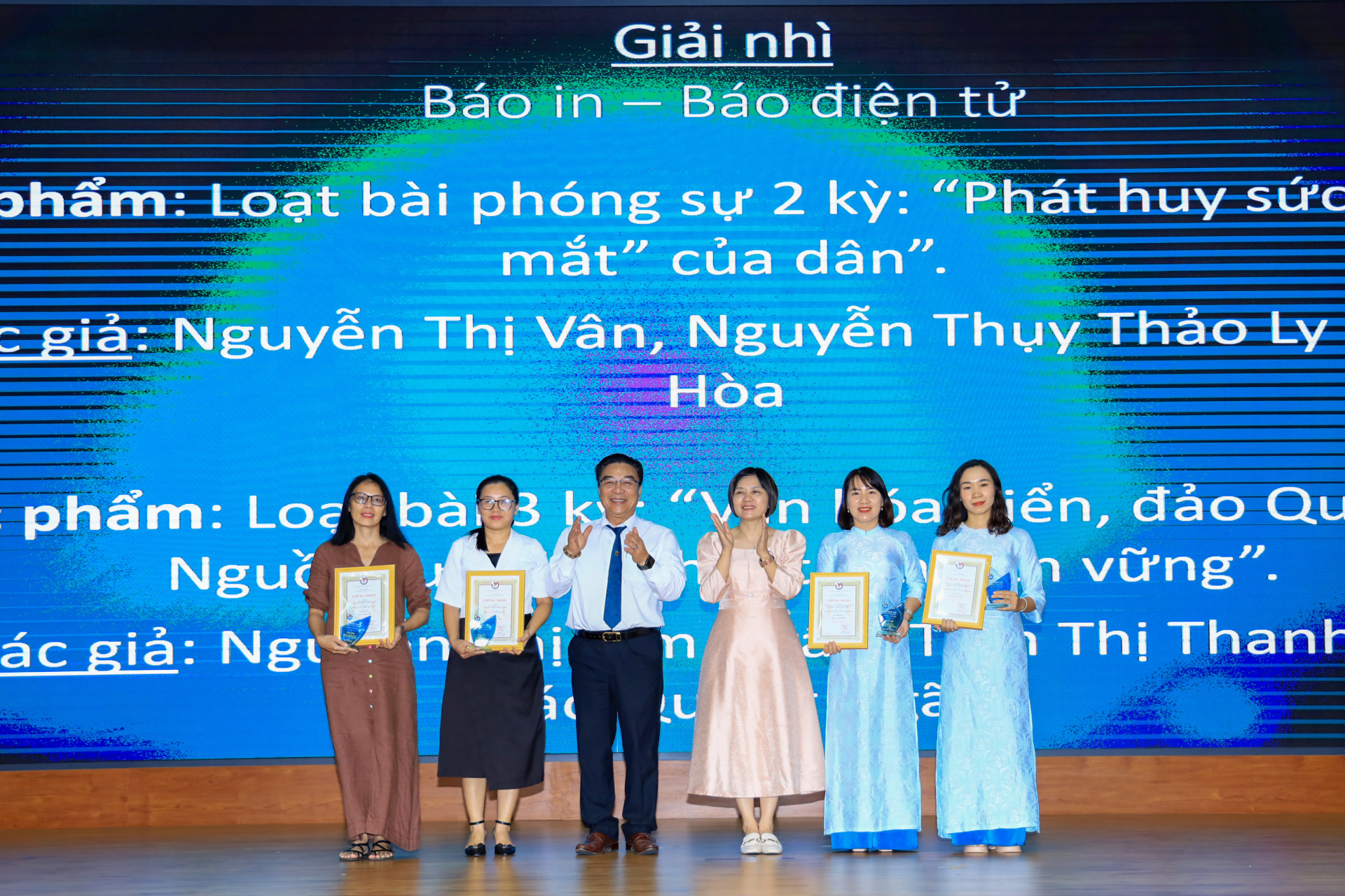 Hai tác giả Nguyễn Thụy Thảo Ly, Nguyễn Thị Vân (từ trái qua) của Báo Khánh Hòa đạt giải Nhì loại hình báo in, báo điện tử.