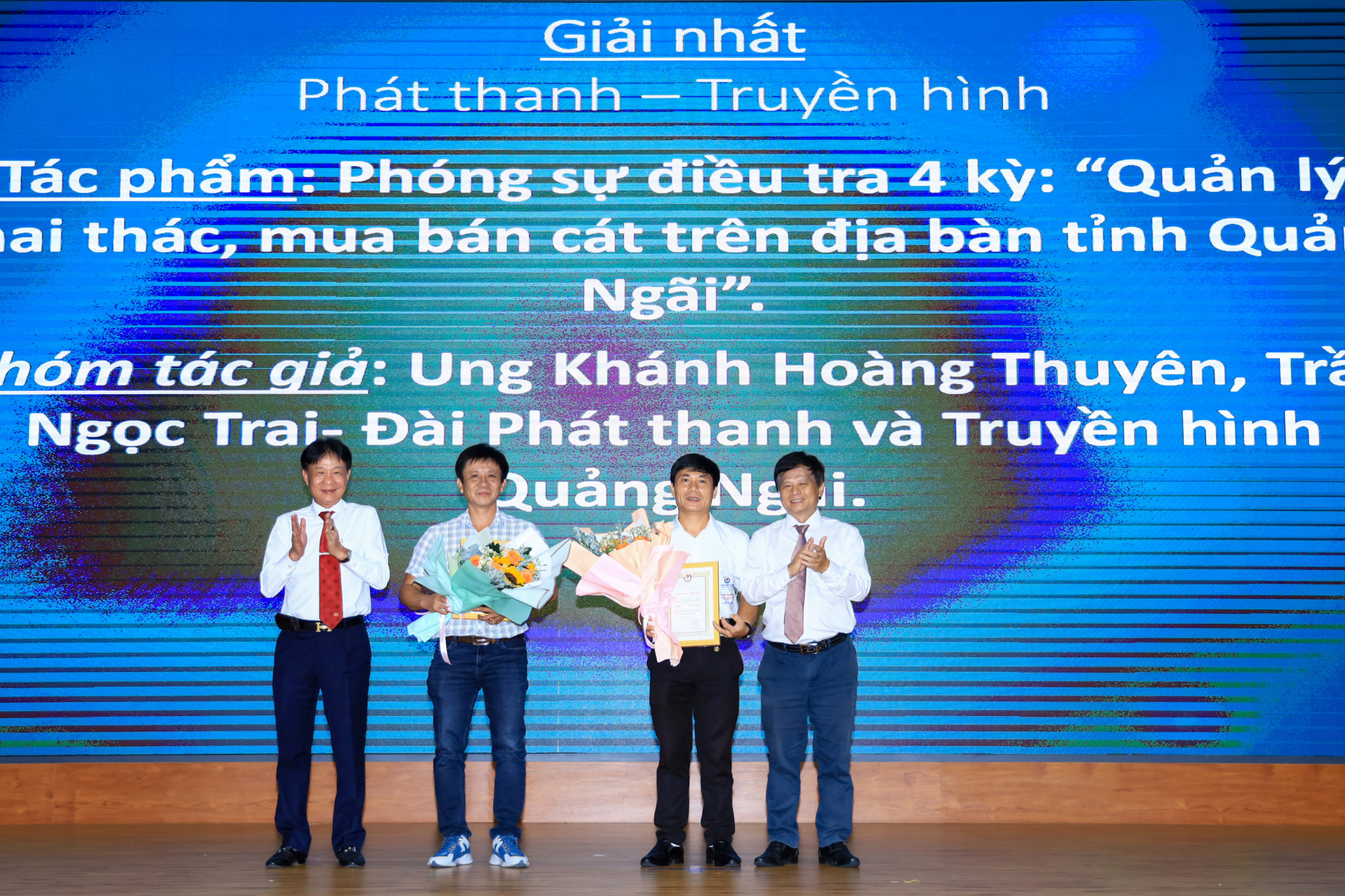 Trao giải Nhất loại hình phát thanh, truyền hình cho nhóm tác giả Đài Phát thanh và Truyền hình Quảng Ngãi.