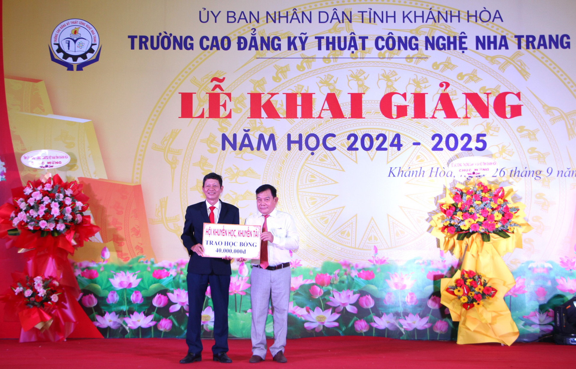 Hội khuyến học, khuyến tài nhà trường trao tượng trưng số tiền học bổng cho học sinh, sinh viên.