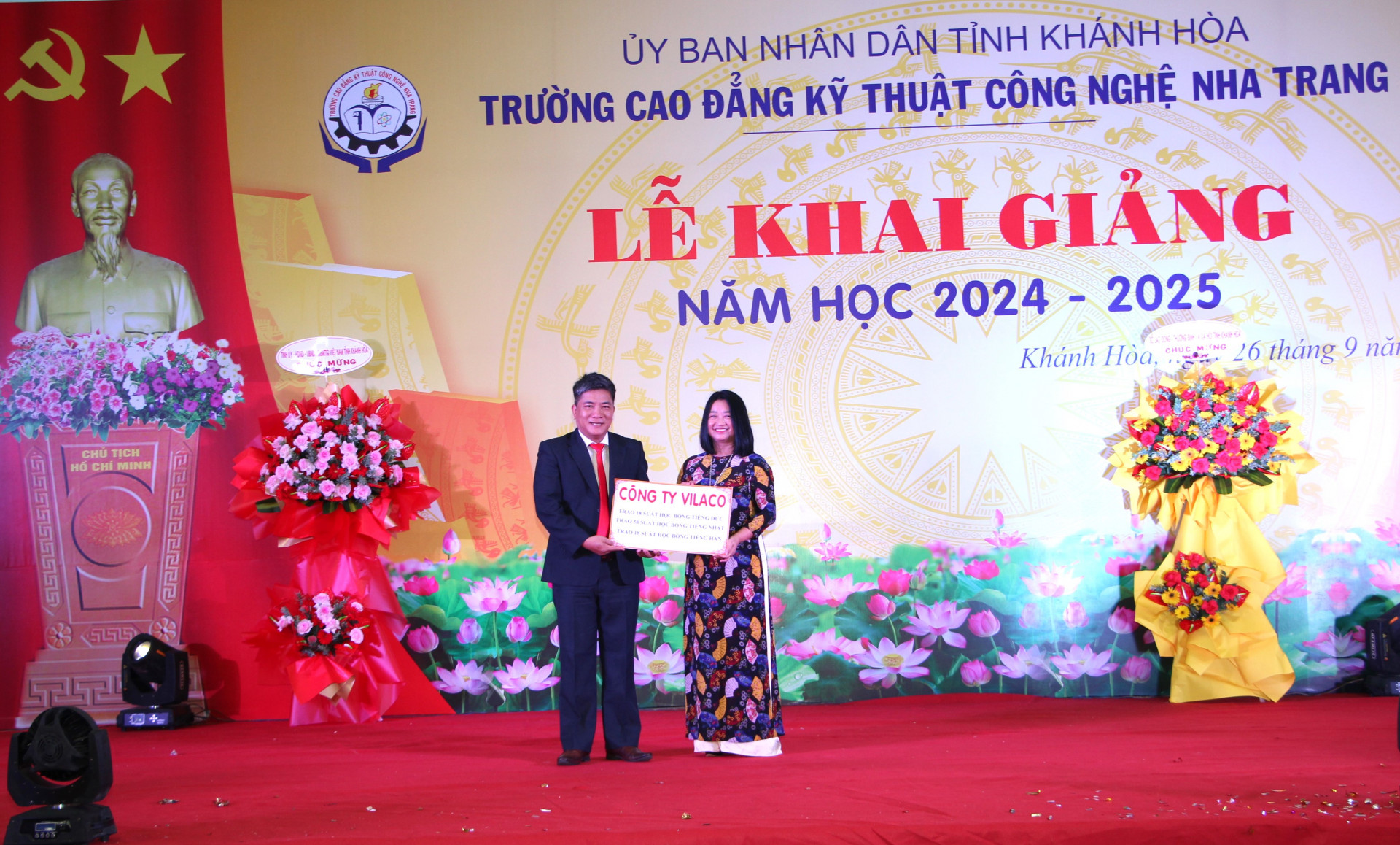 Các doanh nghiệp trao học bổng cho nhà trường để trao cho học sinh, sinh viên.