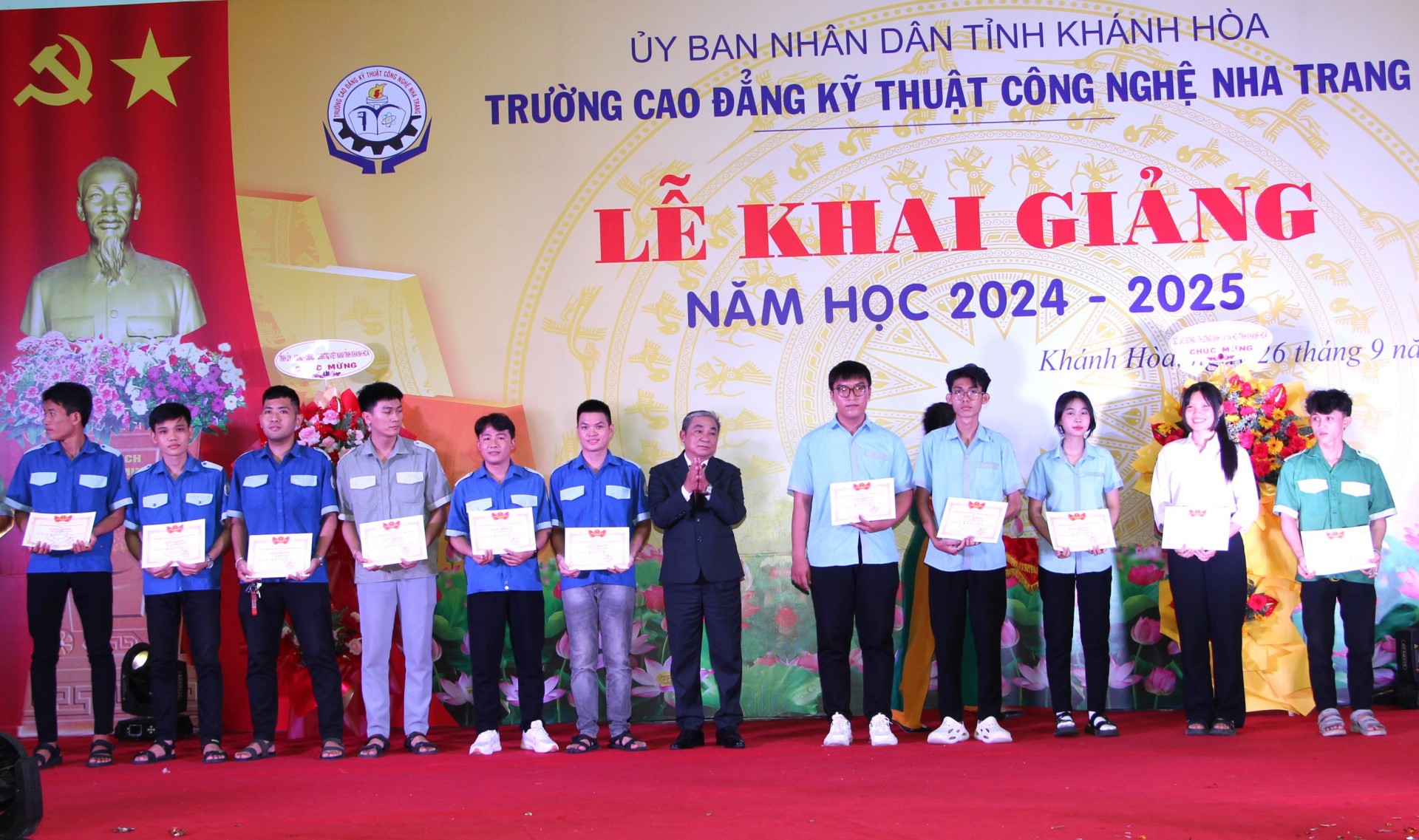 Lãnh đạo nhà trường khen thưởng cho những học sinh, sinh viên đạt thành tích cao.