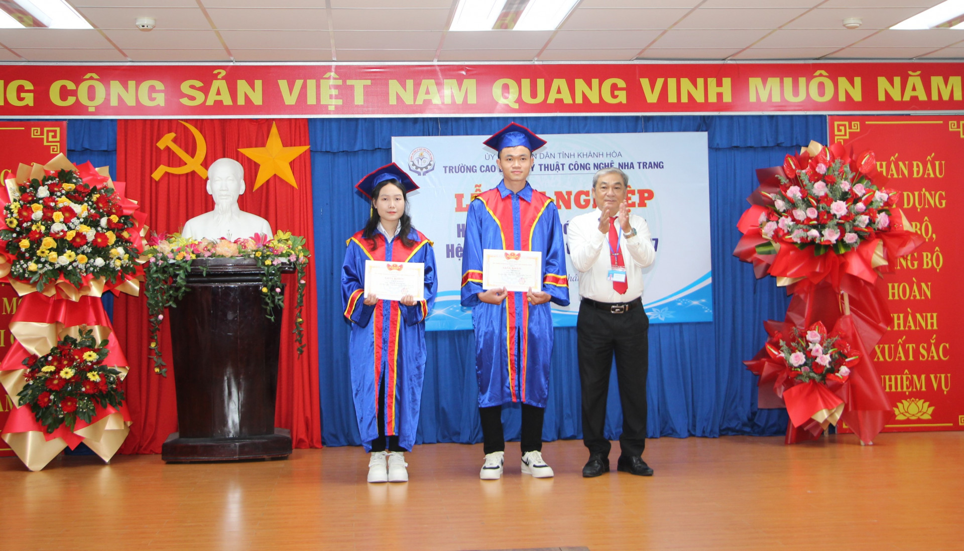 Lãnh đạo nhà trường khen thưởng những học sinh đạt loại giỏi.