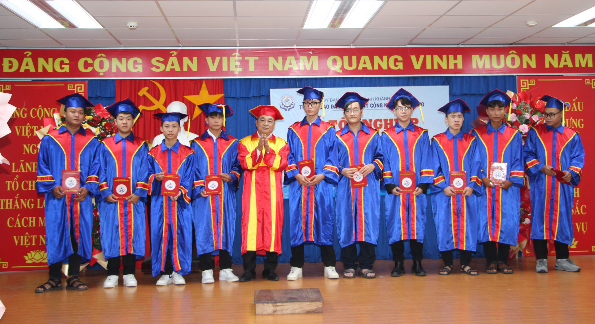 Lãnh đạo nhà trường trao bằng tốt nghiệp cho sinh viên.