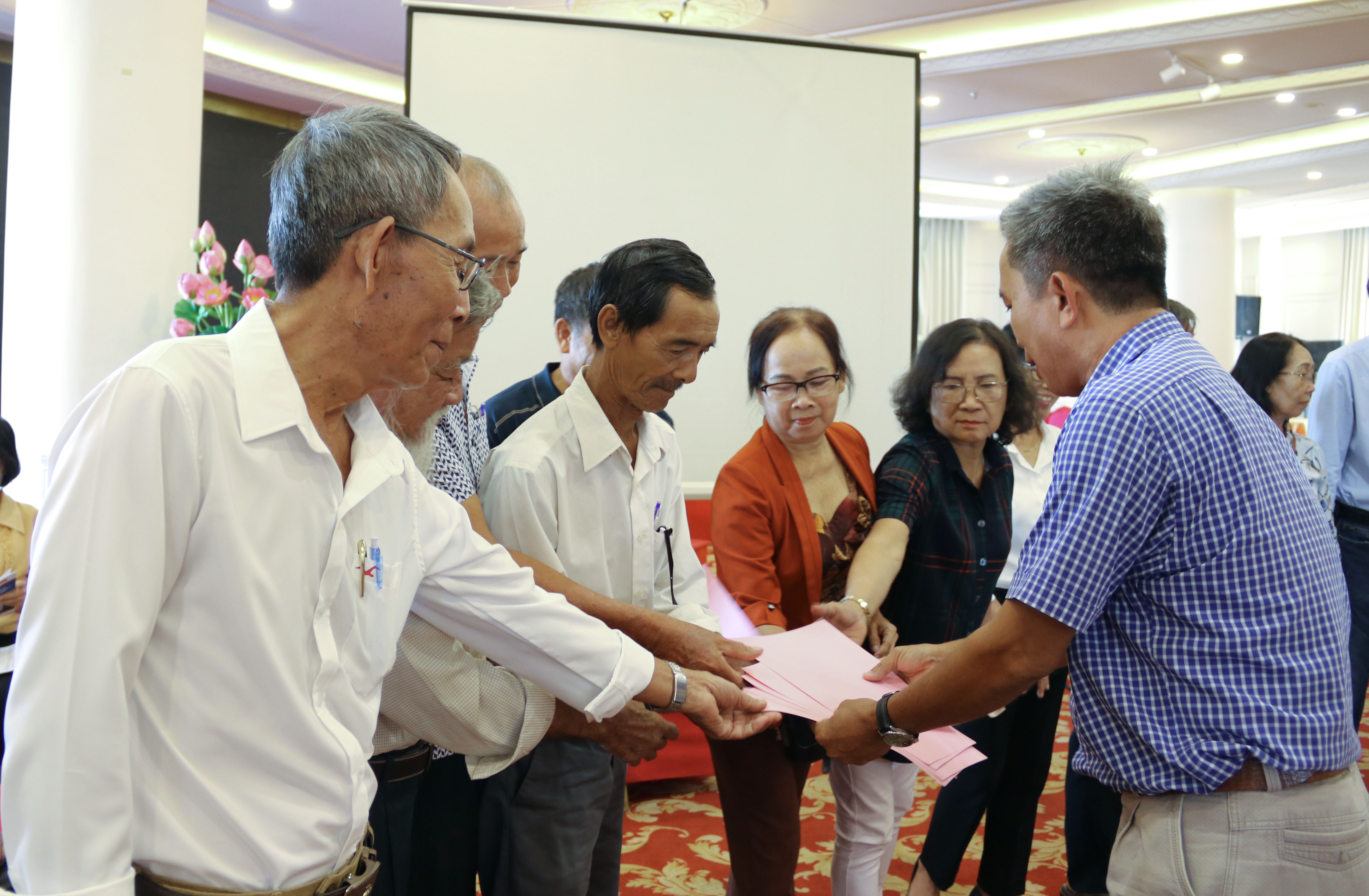 Tập huấn về thành lập, quản lý và vận hành Câu lạc bộ Liên thế hệ tự giúp nhau