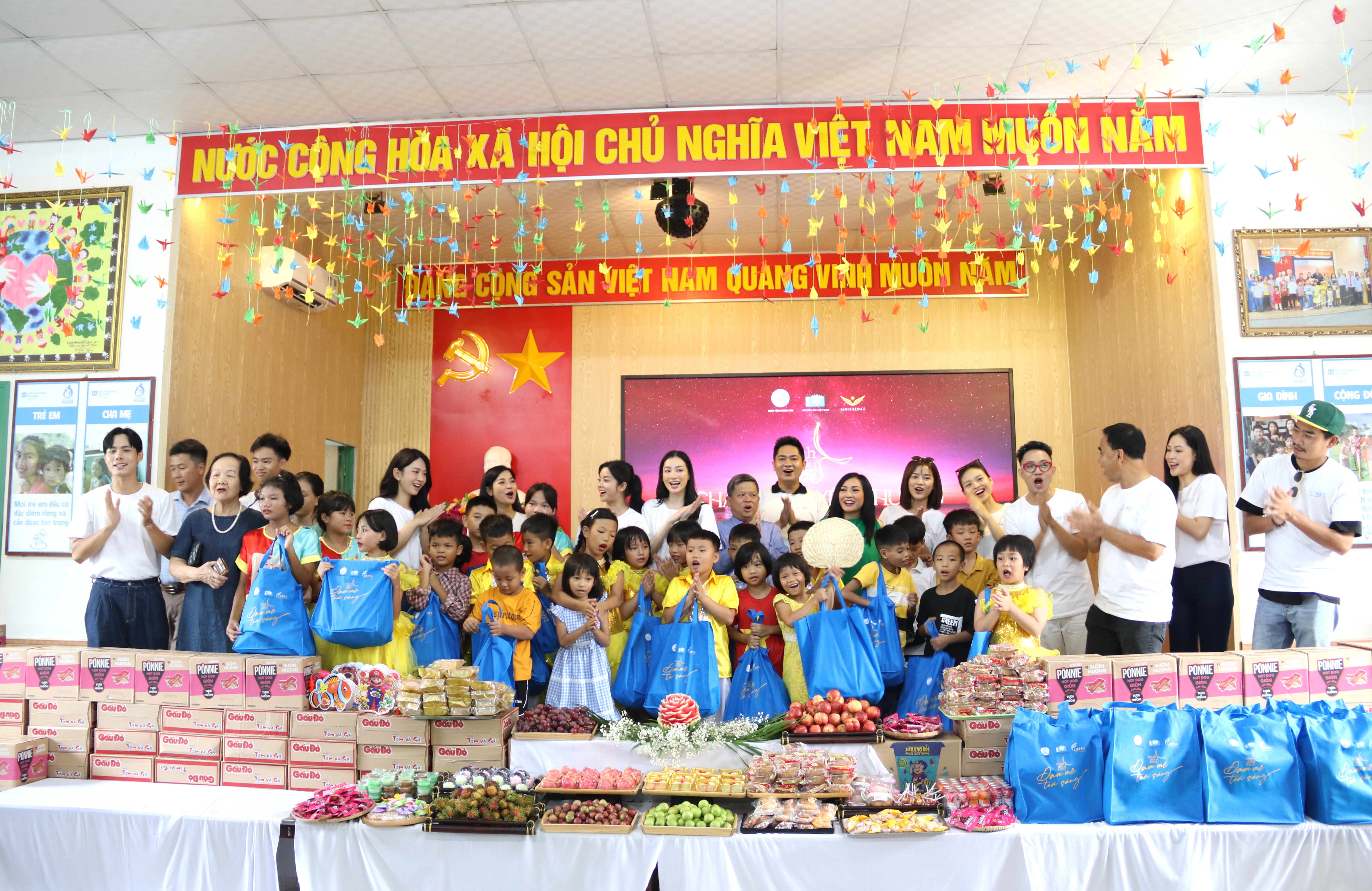 Các nghệ sĩ thăm, tặng quà cho 2 cơ sở bảo trợ xã hội