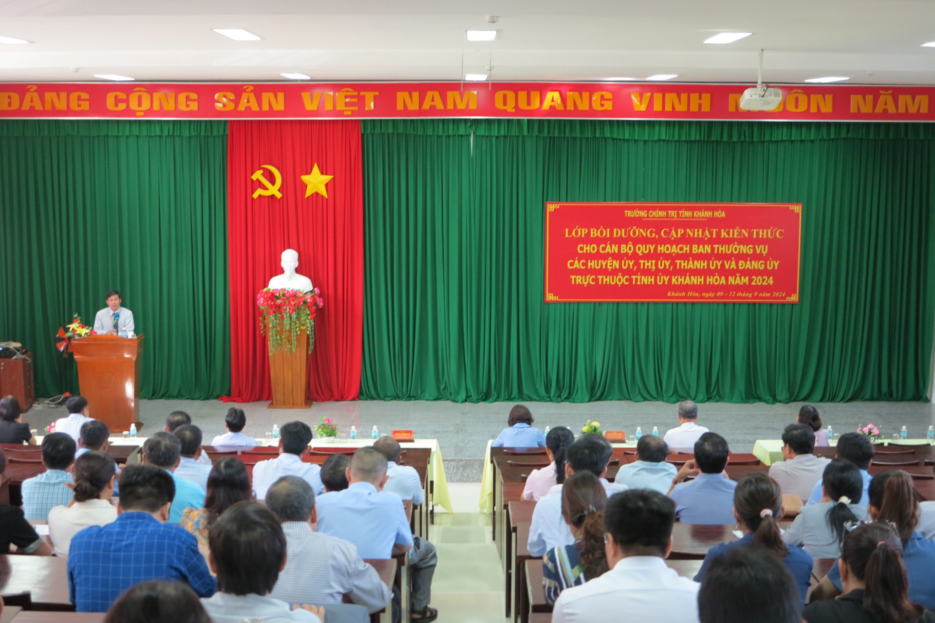 Quang cảnh lễ khai giảng lớp học. 