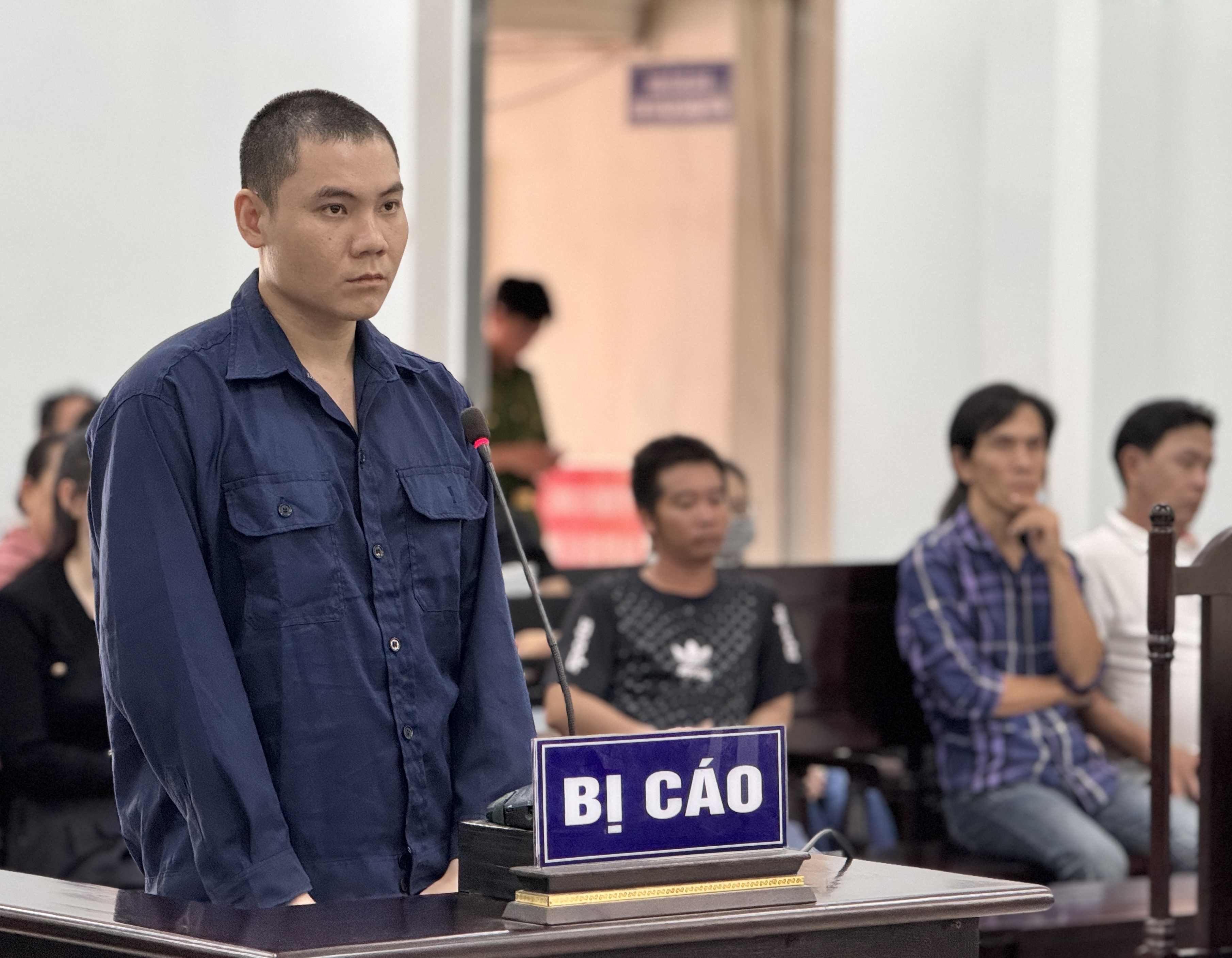 Bắn người thân của “vợ” cũ, bị cáo lãnh 17 năm tù