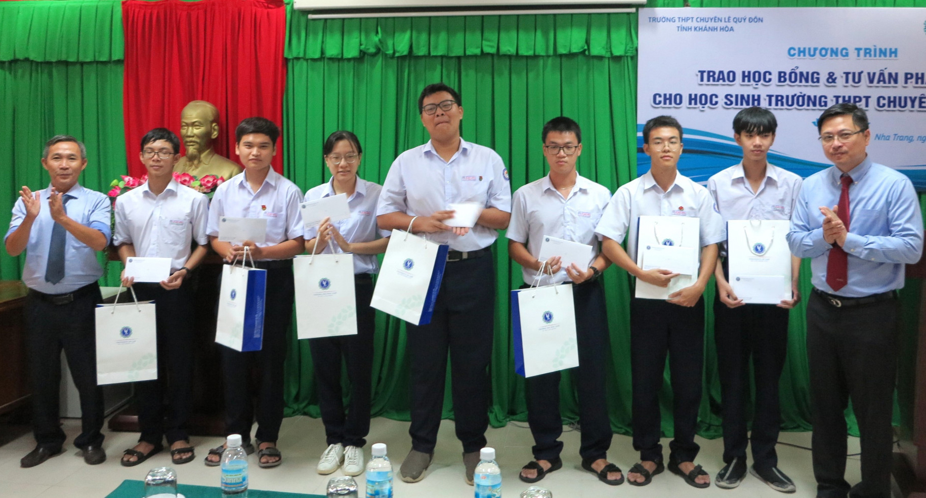 Đại diện Trường Đại học Luật TP. Hồ Chí Minh (bên phải) và Trường THPT Chuyên Lê Quý Đôn trao học bổng cho các học sinh.