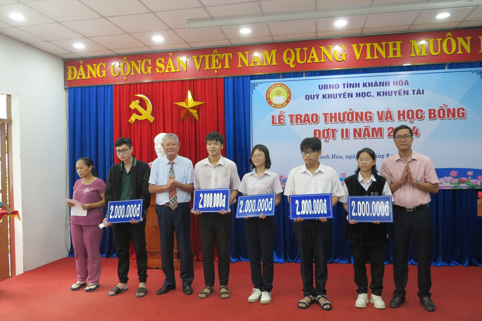 Trao thưởng cho thủ khoa tốt nghiệp THPT của tỉnh và các học sinh đạt điểm cao xét tuyển vào đại học năm 2024. 