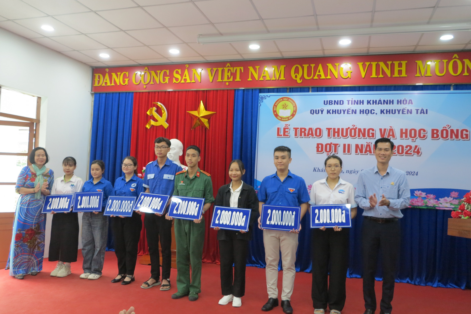 Trao thưởng cho sinh viên của các trường đại học, cao đẳng. 