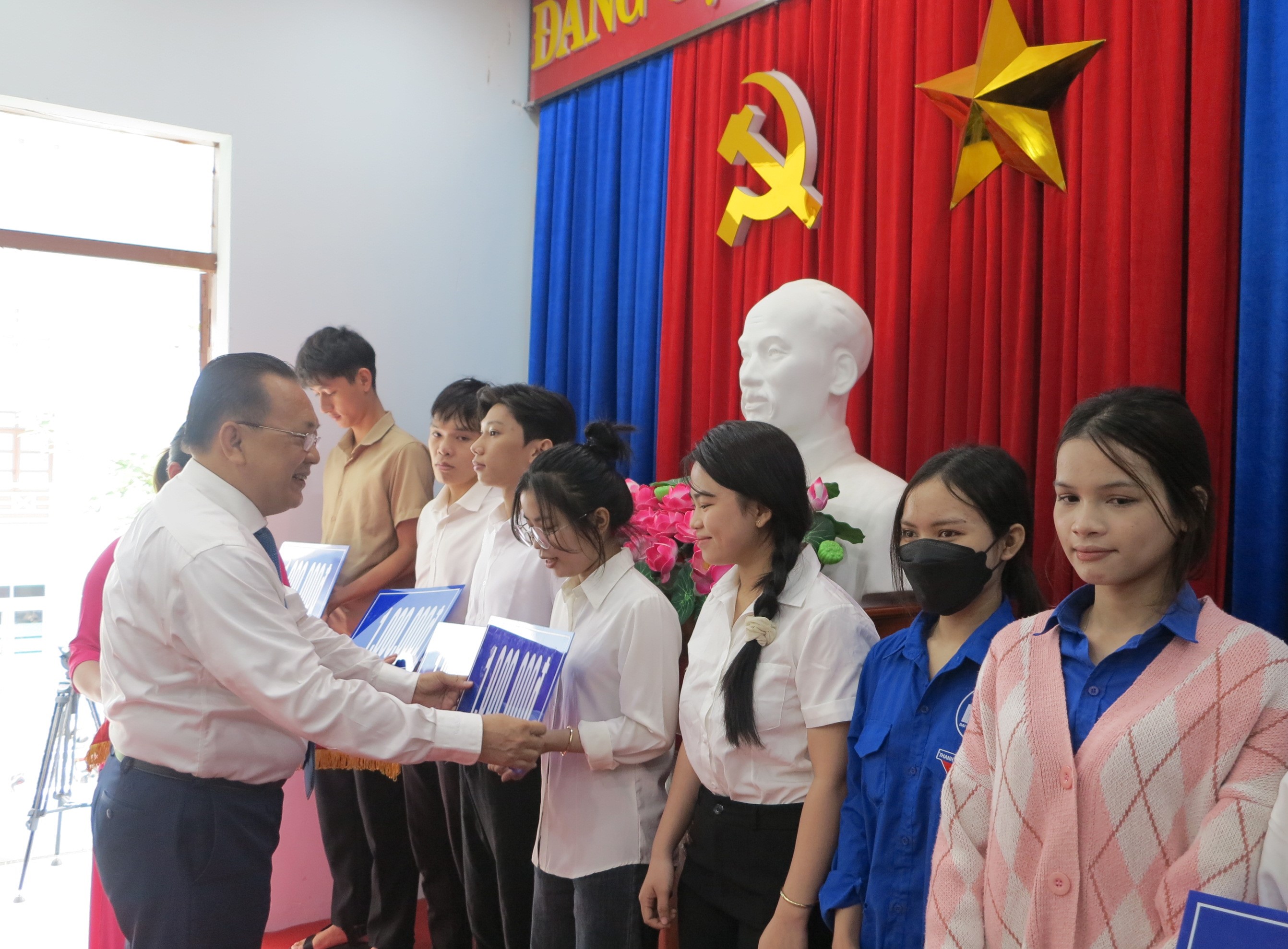 Quỹ Khuyến học, khuyến tài Khánh Hòa:: Trao 374 suất học bổng, phần thưởng cho học sinh, sinh viên, giáo viên