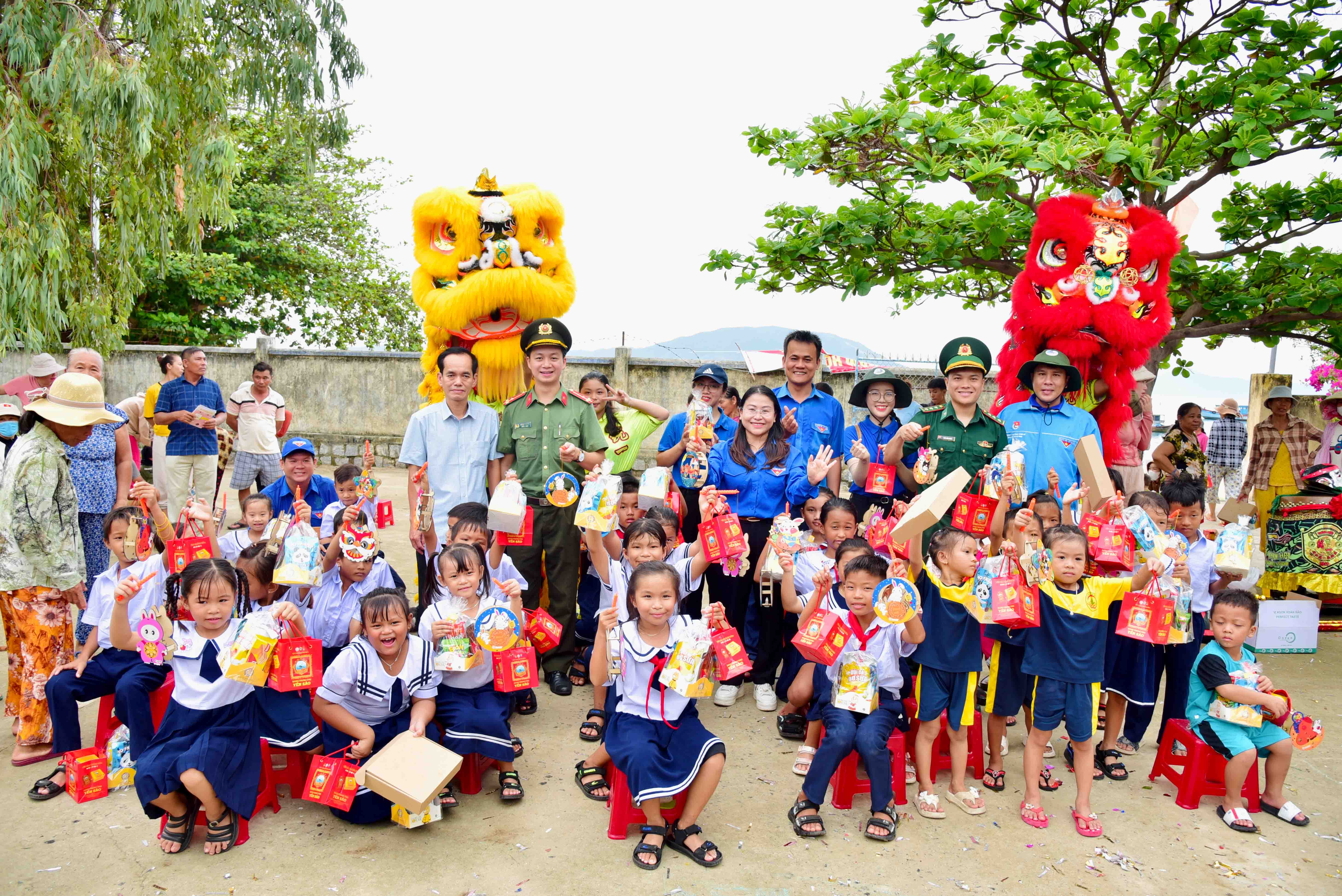 Tổ chức chương trình trung thu cho thiếu nhi thôn đảo Điệp Sơn