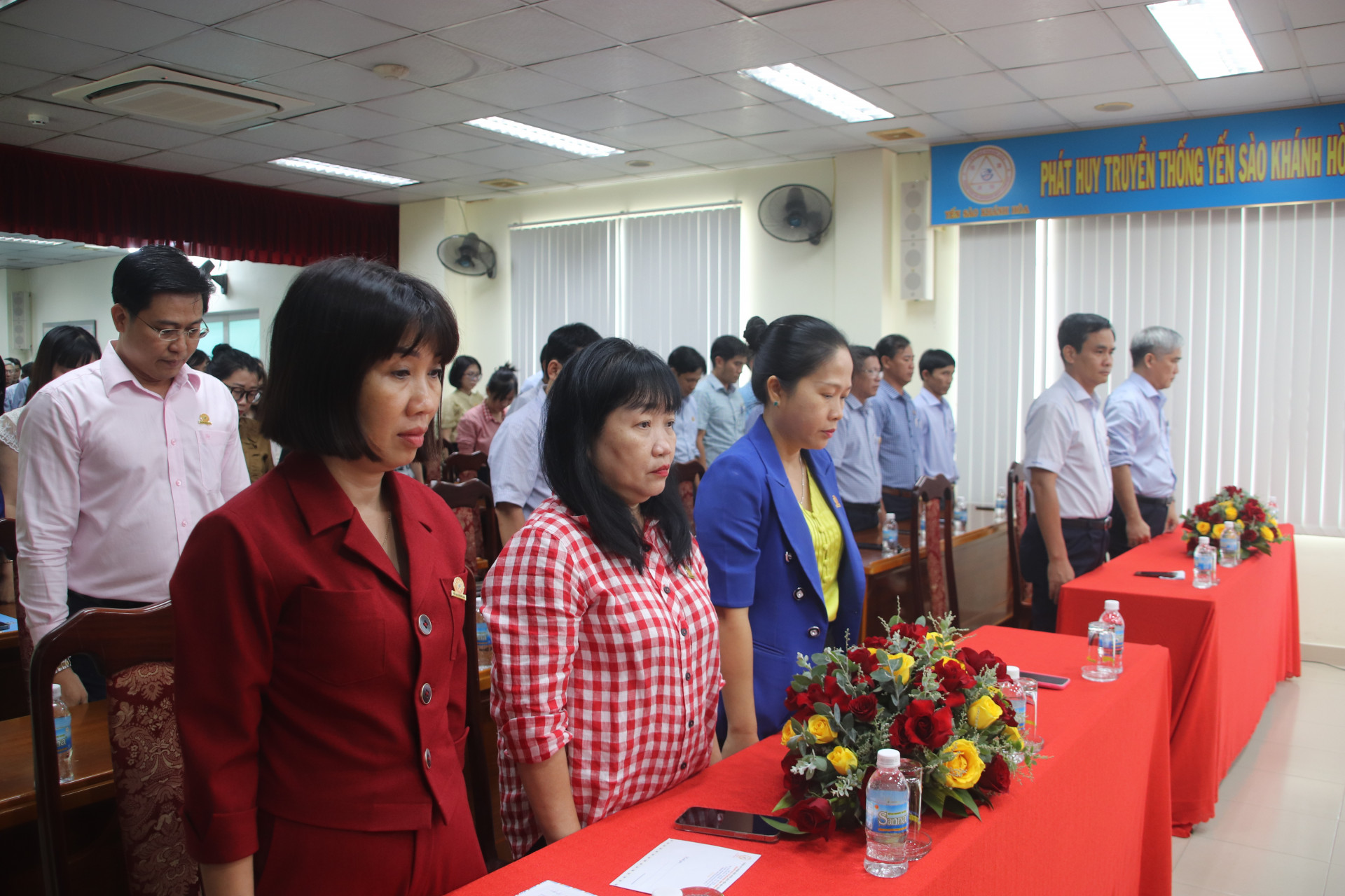 Cán bộ, công nhân viên Công ty Yến sào Khánh Hòa mặc niệm tưởng nhớ đồng bào, chiến sĩ hy sinh trong cơn bão số 3.