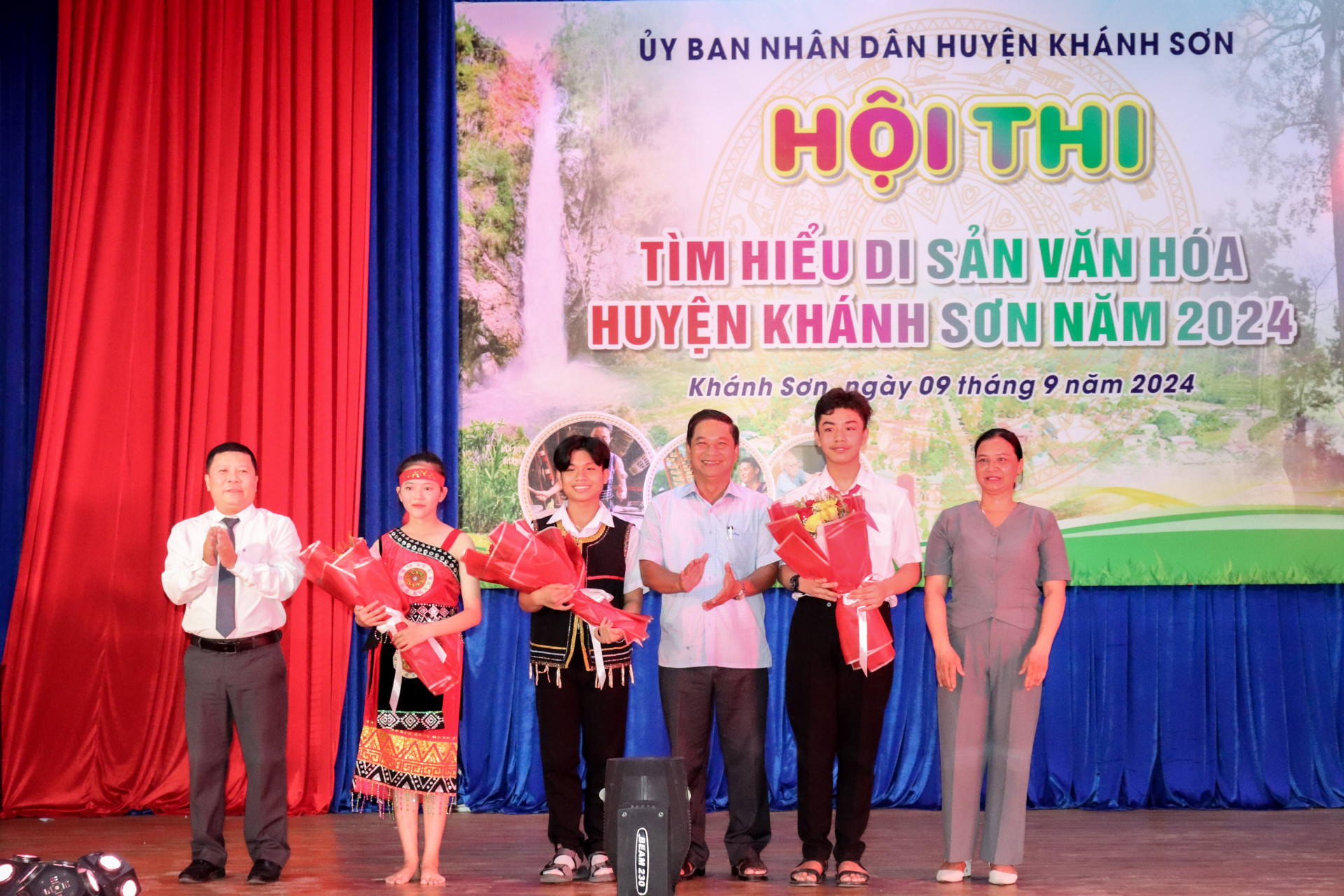 Lãnh đạo huyện Khánh Sơn cùng lãnh đạo Trung tâm Bảo tồn di tích tỉnh Khánh Hòa tặng hoa chúc mừng các đội thi. Ảnh: Cộng tác viên. 