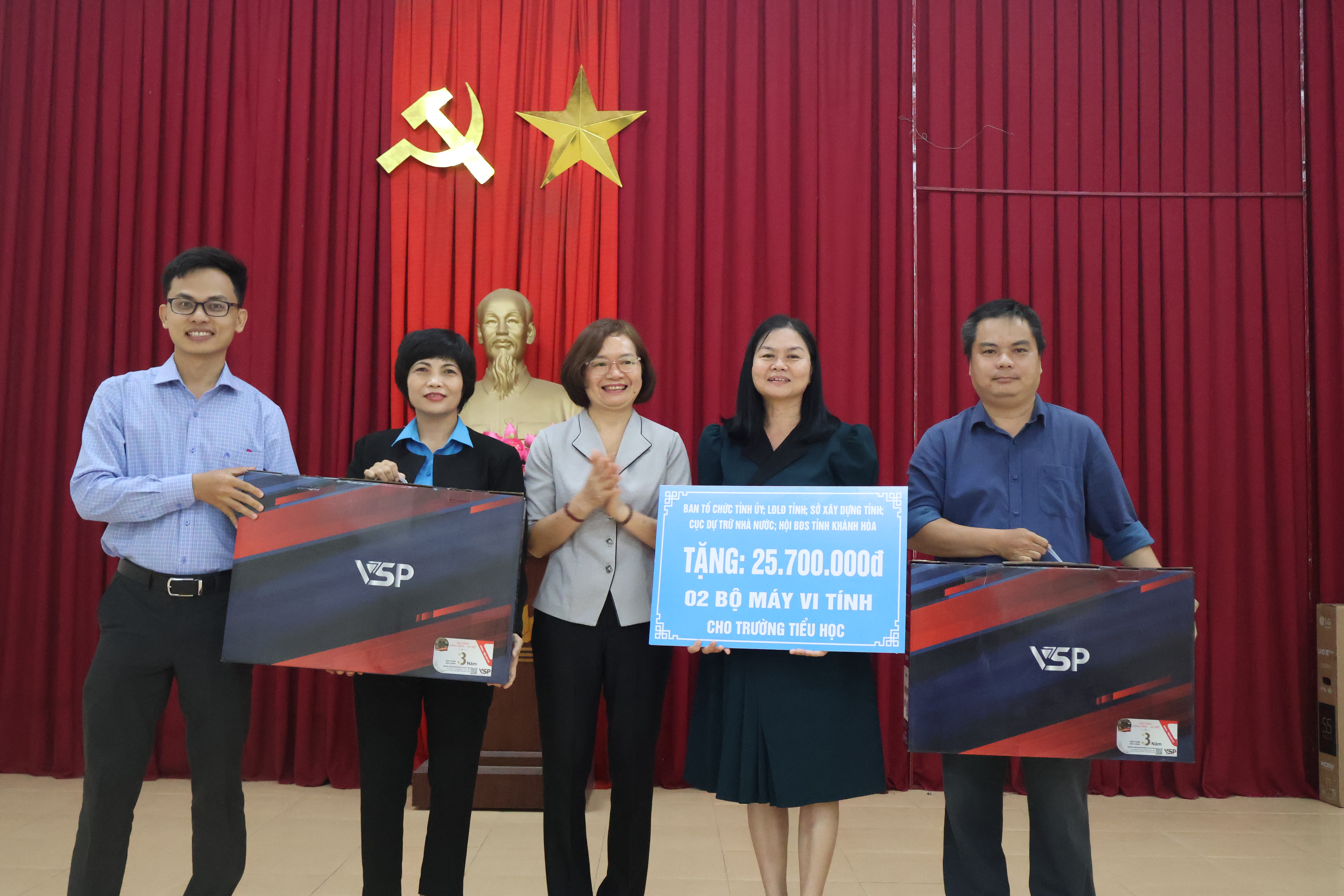 Ban Tổ chức Tỉnh ủy Khánh Hòa và các đơn vị giúp đỡ xã Sơn Bình thăm, tặng quà các trường học