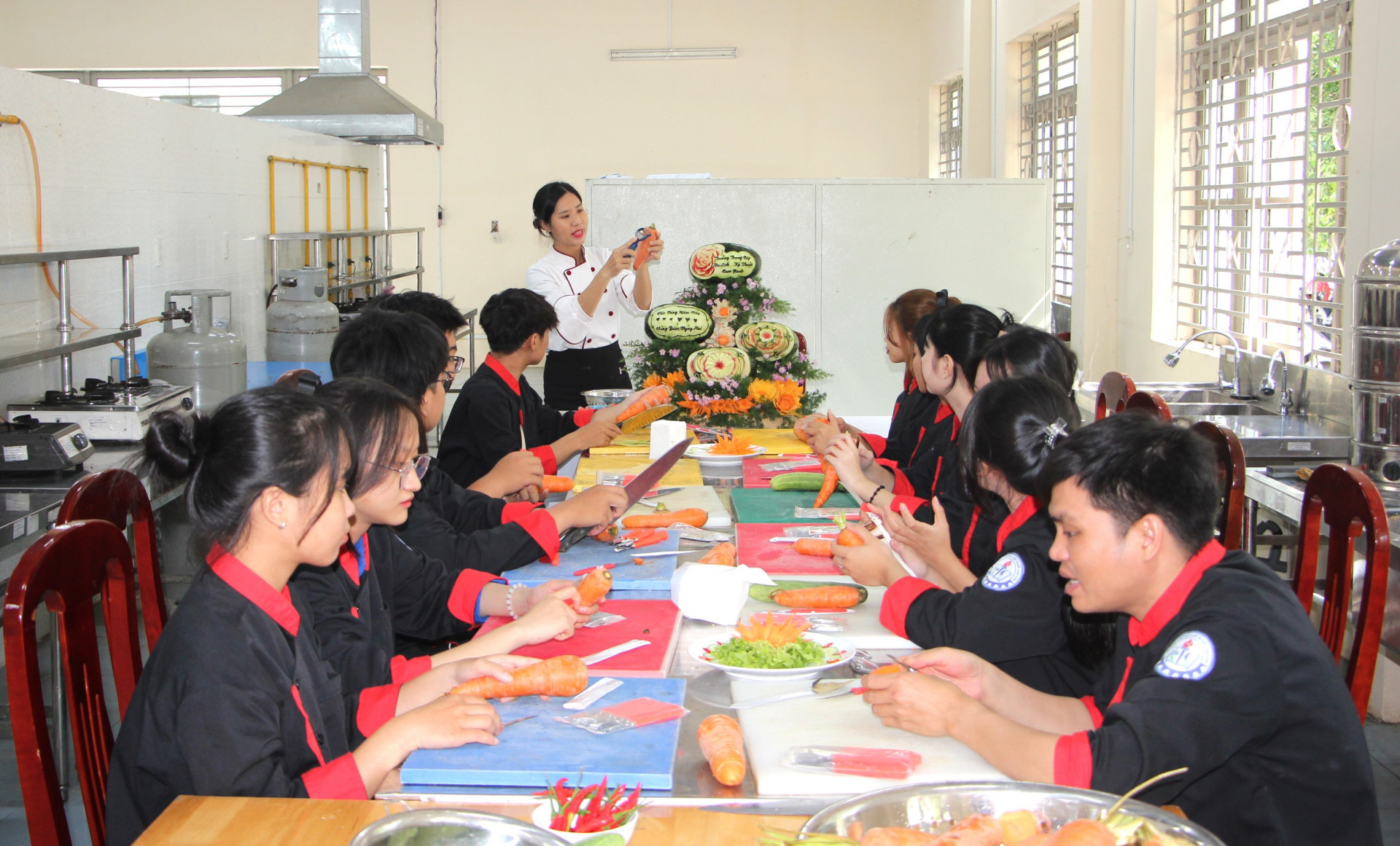 Đào tạo nghề chế biến món ăn tại Trường Trung cấp Du lịch - Kỹ thuật Cam Ranh.