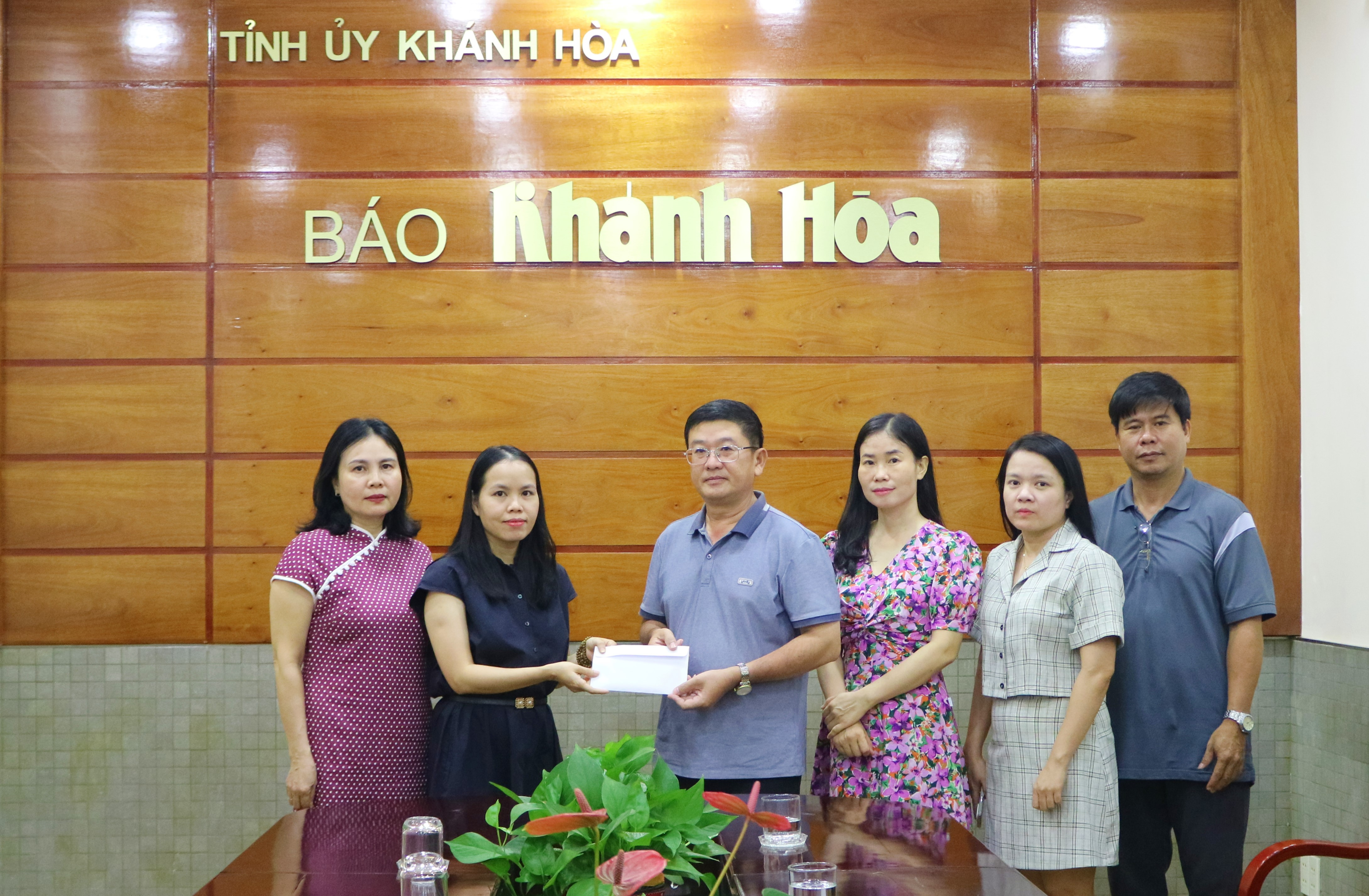 Báo Khánh Hòa tiếp nhận 20 triệu đồng ủng hộ đồng bào miền Bắc từ mạnh thường quân