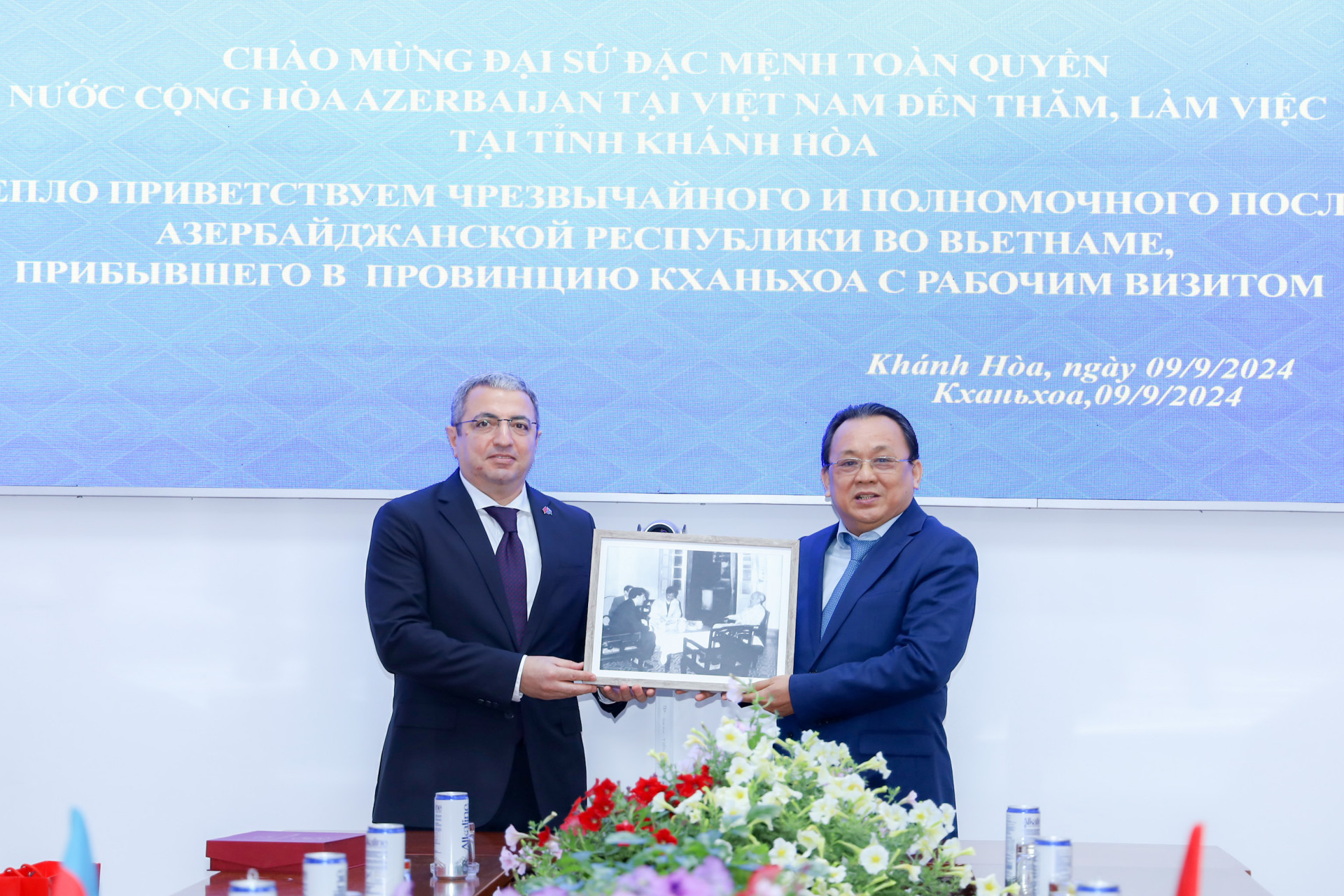 Ông Shovgi Mehdizada tặng đồng chí Lê Hữu Hoàng bức ảnh Chủ tịch Hồ Chí Minh thăm Azerbaijan.