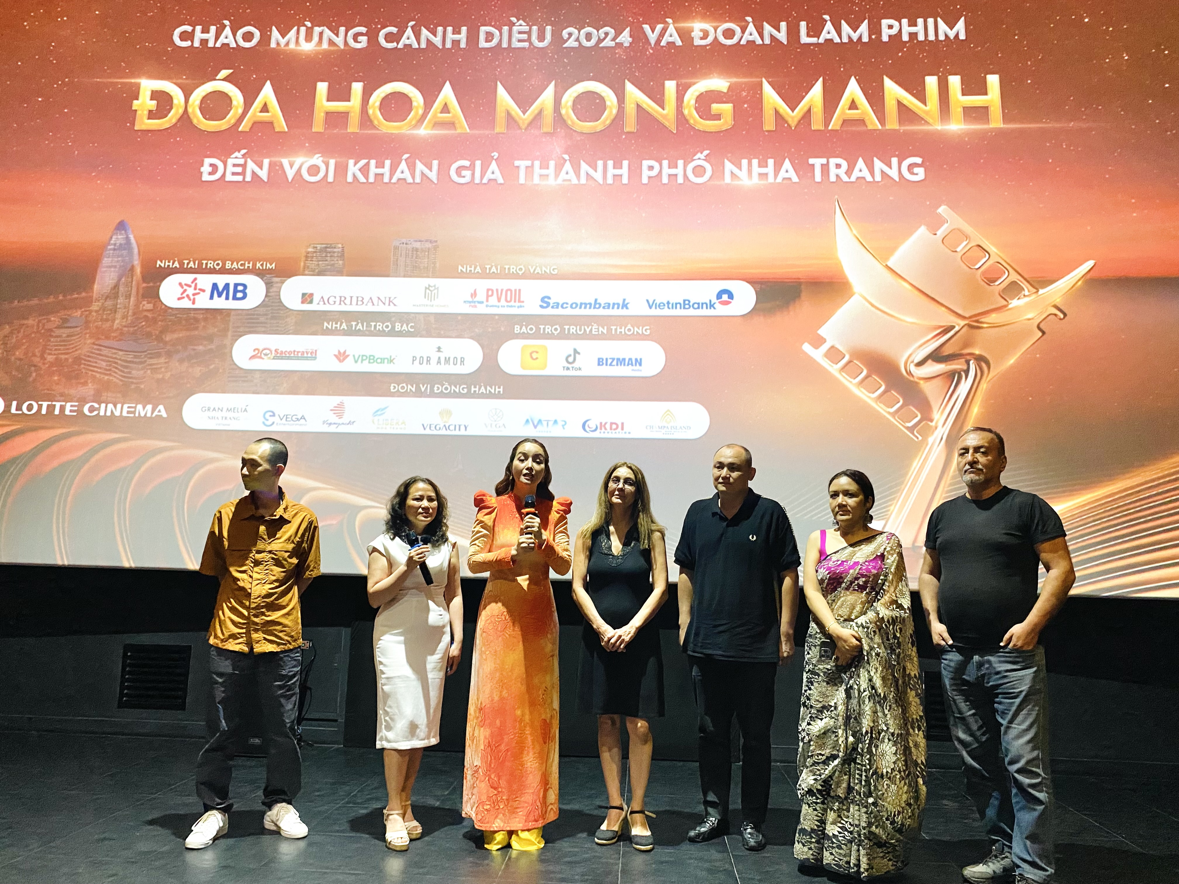 Đoàn làm phim Đoá hoa mong manh giao lưu với khán giả Nha Trang