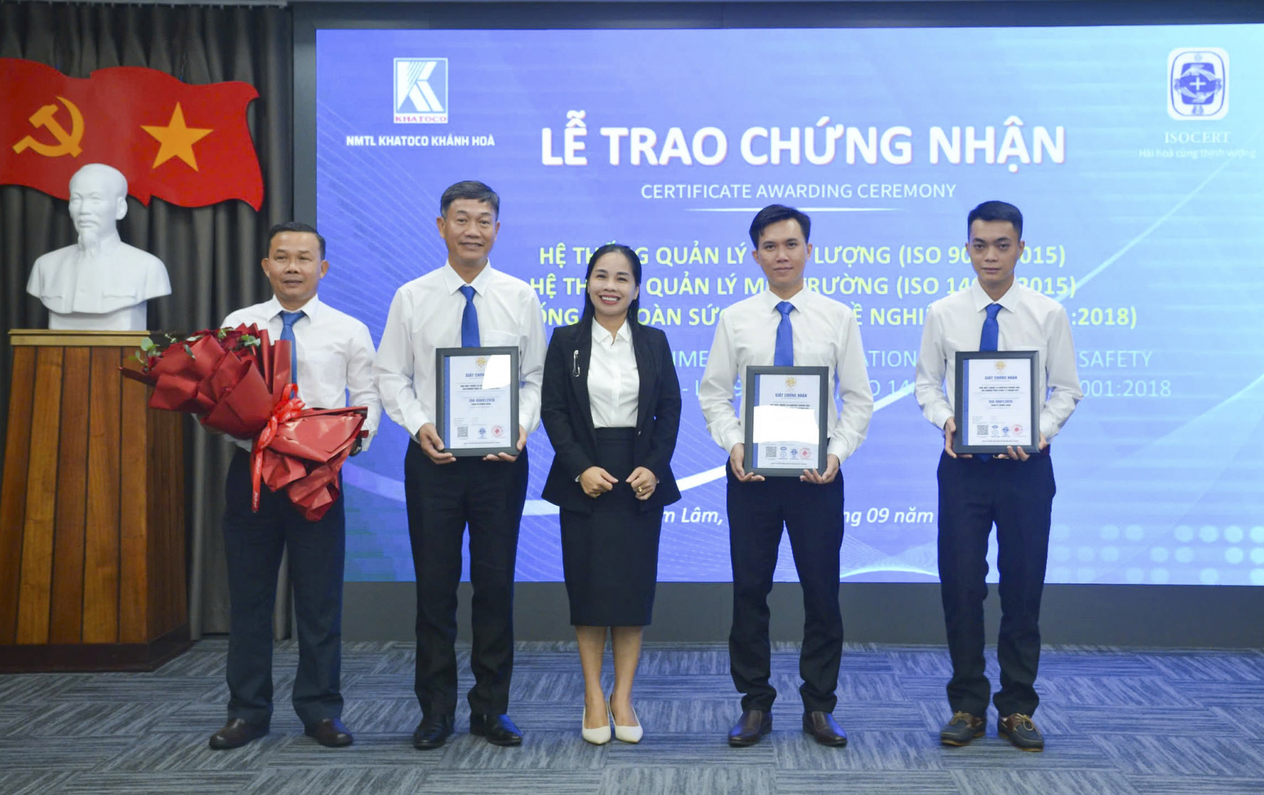 Đại diện Nhà máy Thuốc lá Khatoco Khánh Hòa nhận các chứng nhận.