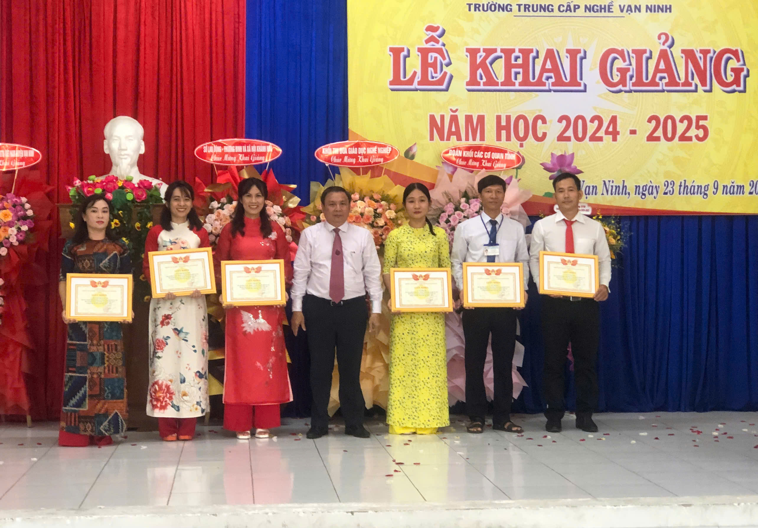 Lãnh đạo Sở Lao động - Thương binh và Xã hội trao giấy khen cho 6 cá nhân.