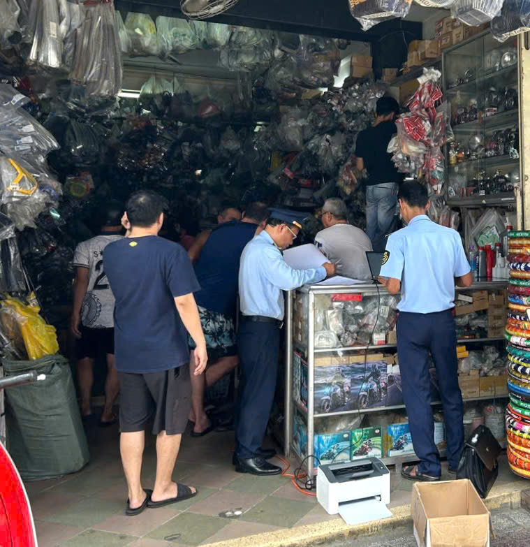 Đội Quản lý thị trường số 1: Tạm giữ 160 đơn vị sản phẩm phụ tùng xe máy có dấu hiệu giả mạo nhãn hiệu