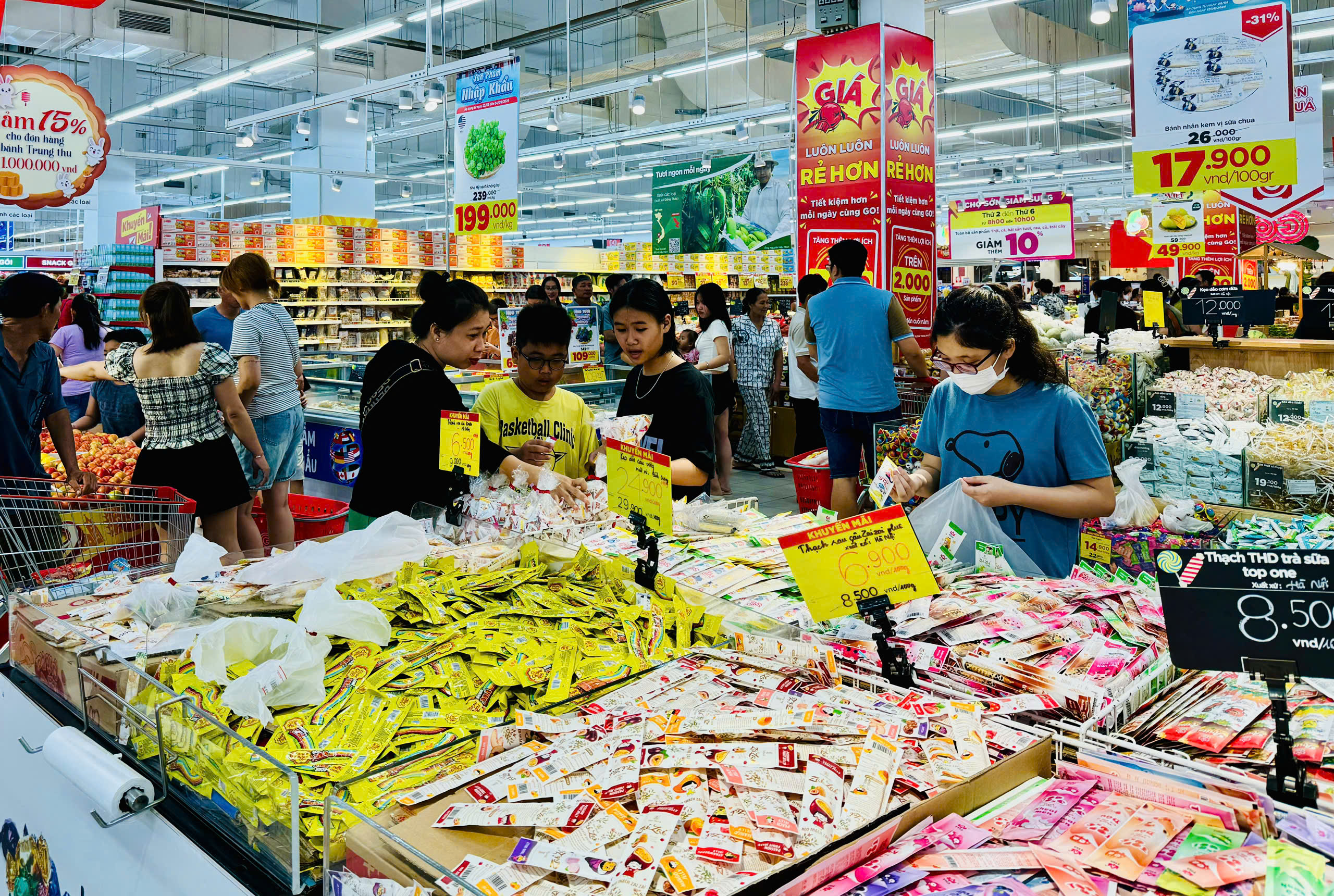 Giá cả hàng hóa ổn định, siêu thị hút khách dịp nghỉ lễ 2-9