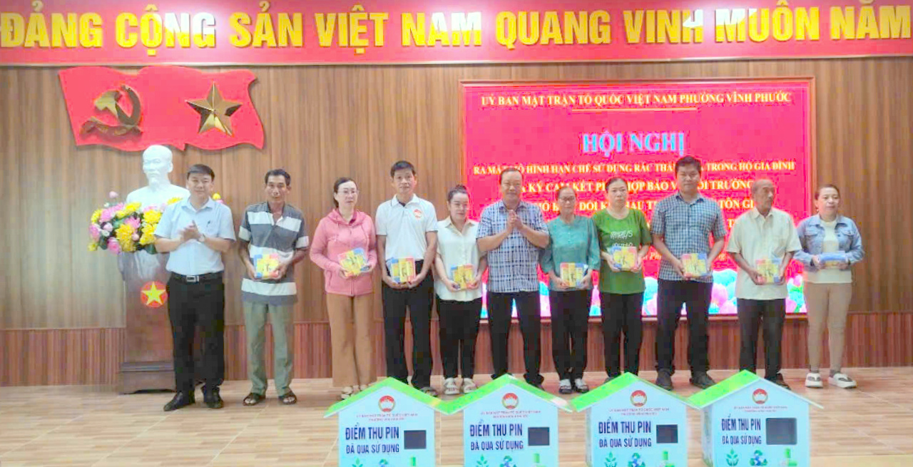 UBMTTQ Việt Nam TP. Nha Trang, Đảng ủy, UBND, UBMTTQ Việt Nam phường tặng túi đựng rác sinh học tự phân hủy cho các nhóm hộ