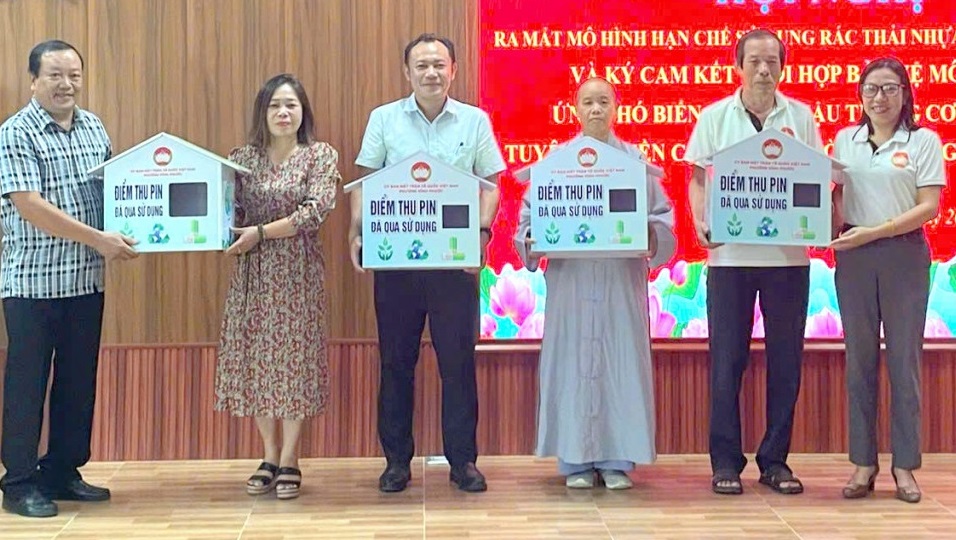 Mặt trận phường Vĩnh Phước ra mắt mô hình “Hạn chế sử dụng rác thải nhựa trong hộ gia đình”