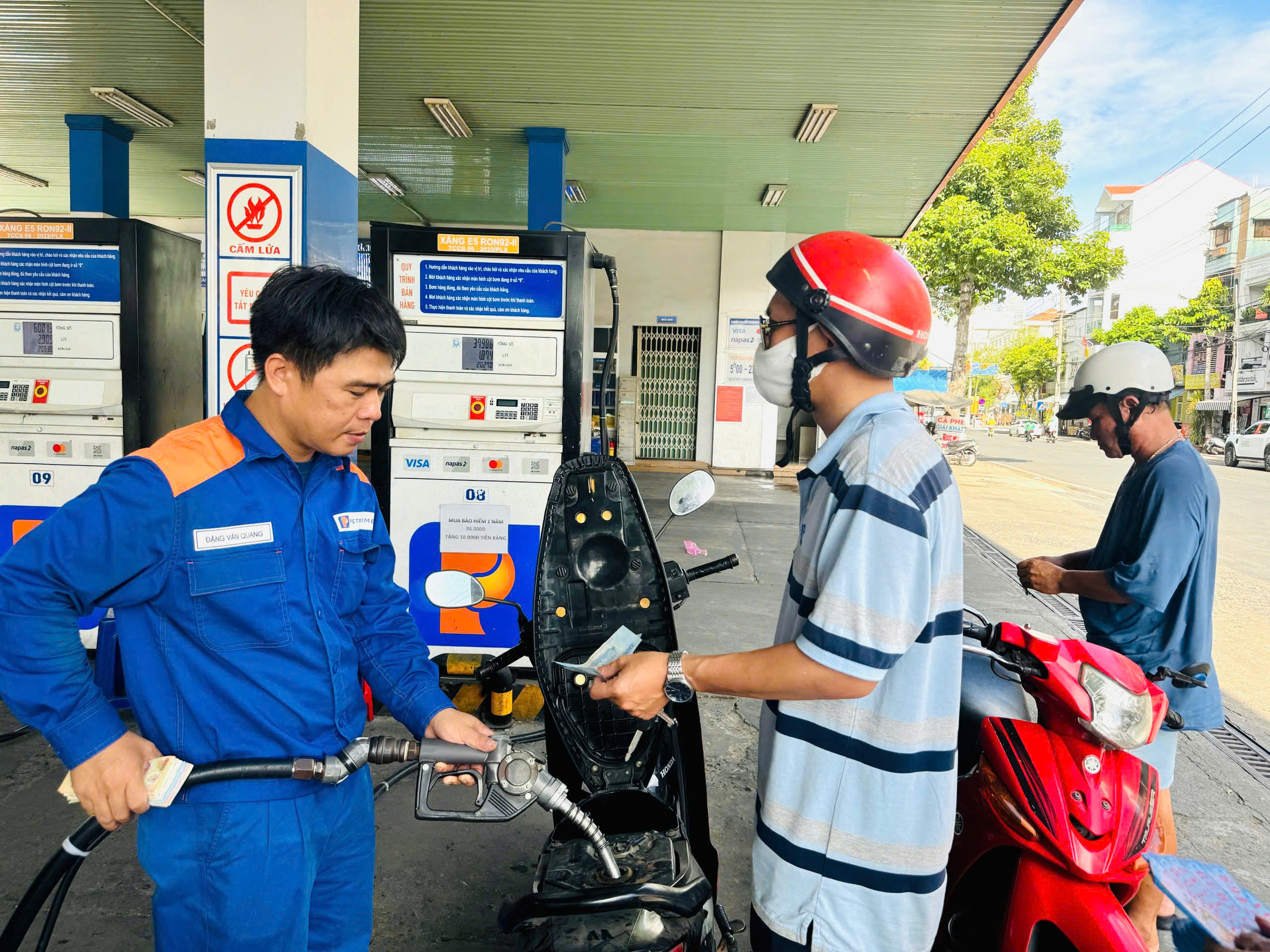 Giá xăng giảm lần thứ 3 liên tiếp