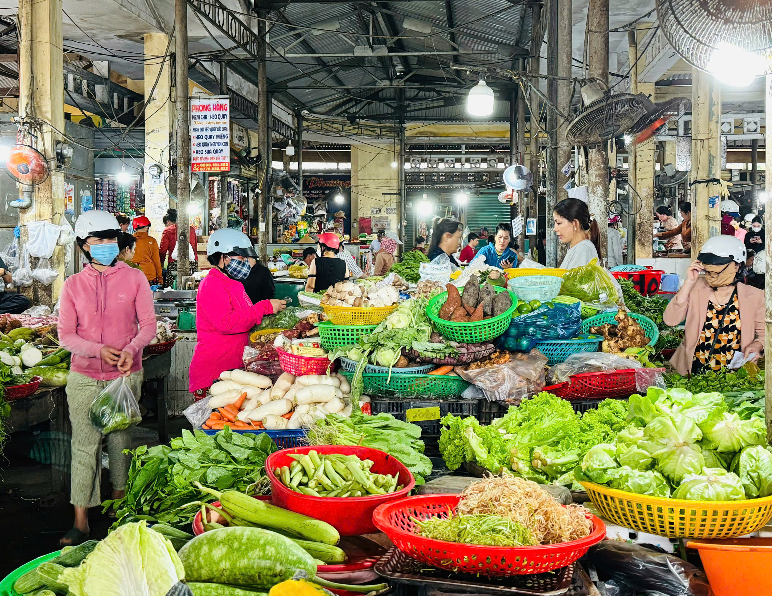 Nha Trang: Giá rau xanh tại các chợ truyền thống tăng nhẹ