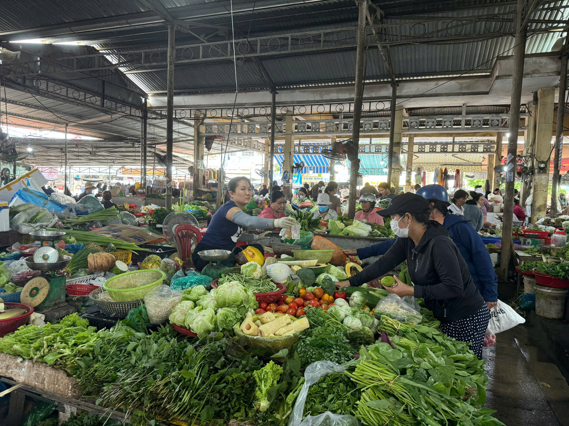 Người dân mua rau xanh tại chợ Vĩnh Ngọc, TP. Nha Trang