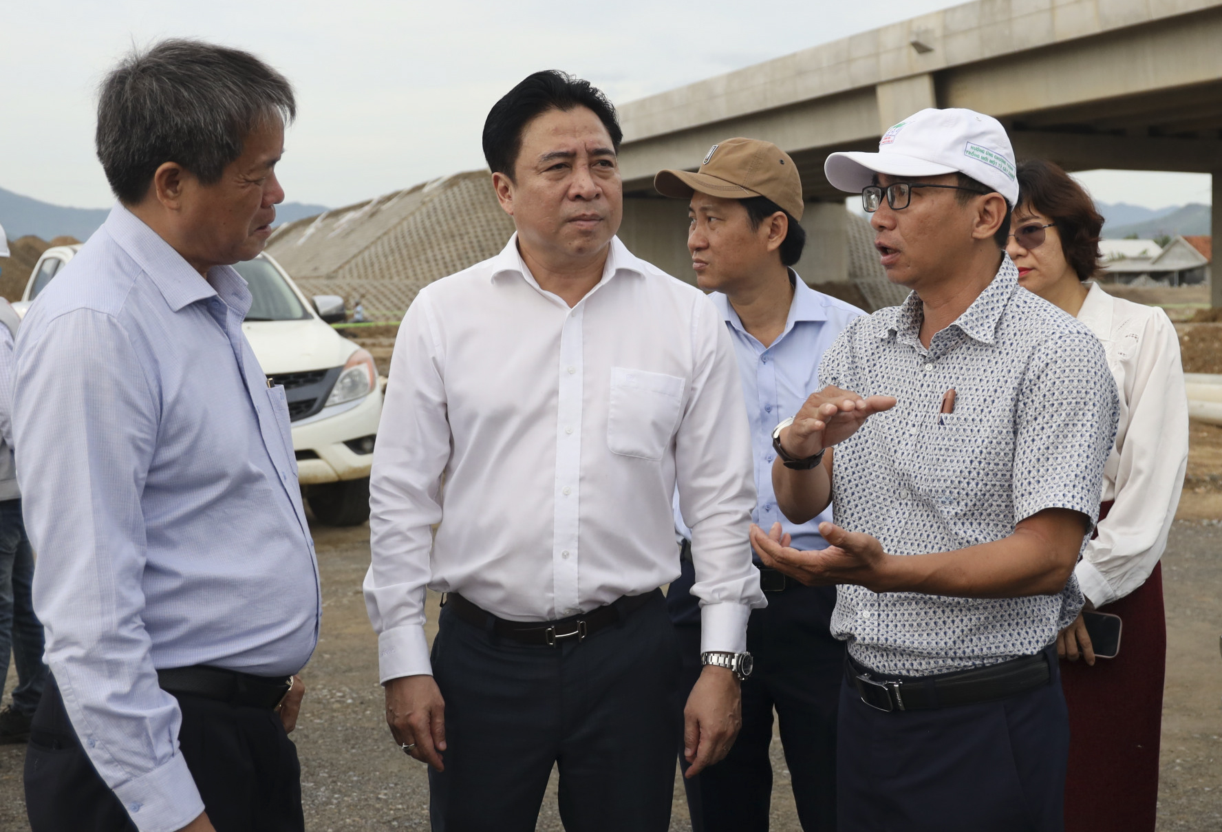 Phó Bí thư Thường trực Tỉnh ủy Nguyễn Khắc Toàn kiểm tra tại vị trí nút giao Quốc lộ 26 với cao tốc Vân Phong - Nha Trang.