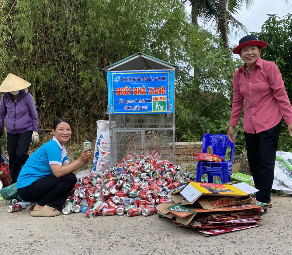 Cán bộ, hội viên phụ nữ xã Ninh Lộc, thị xã Ninh Hòa thực hiện mô hình Ngôi nhà xanh để gây quỹ trao học bổng và quà cho học sinh khó khăn.