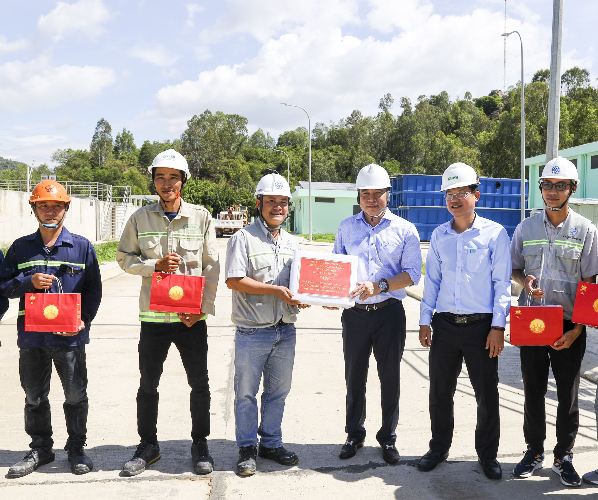 Ông Nguyễn Khắc Toàn tặng quà cho cán bộ, kỹ sư thi công tại công trình Nhà máy xử lý nước thải phía Bắc Nha Trang.