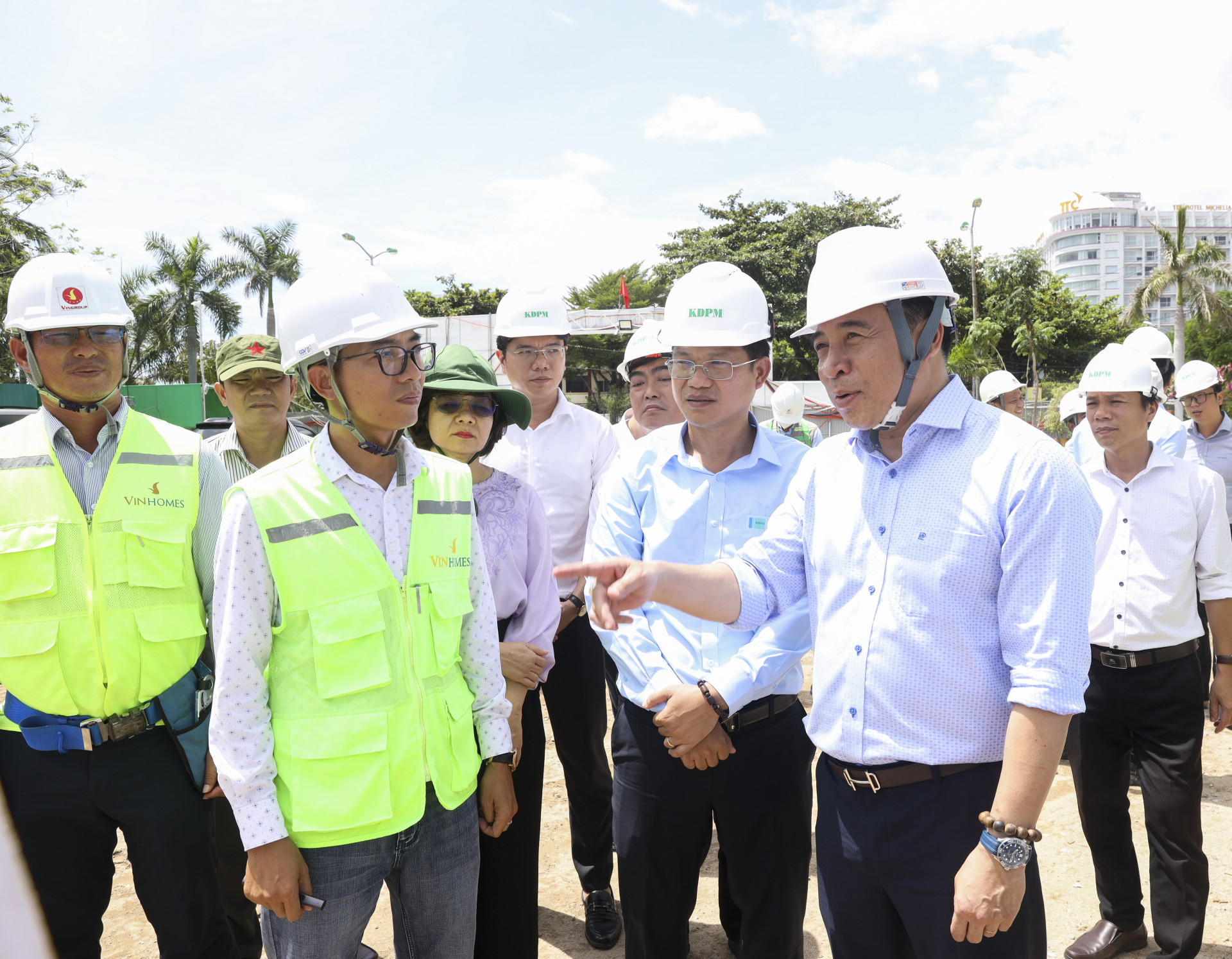 Đồng chí Nguyễn Khắc Toàn - Phó Bí thư Thường trực Tỉnh ủy, Chủ tịch HĐND tỉnh chỉ đạo tại công trường sau khi kiểm tra tiến độ dự án xây dựng trụ sở làm việc các cơ quan tỉnh.