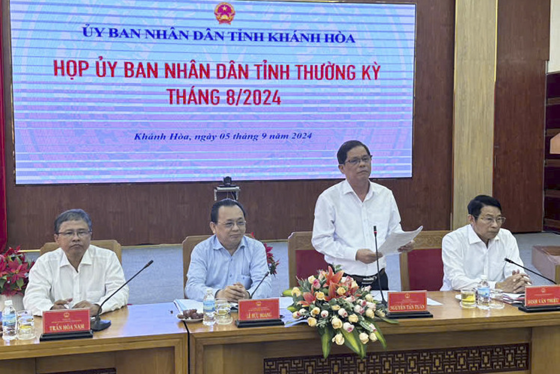 UBND tỉnh Khánh Hòa họp thường kỳ tháng 8