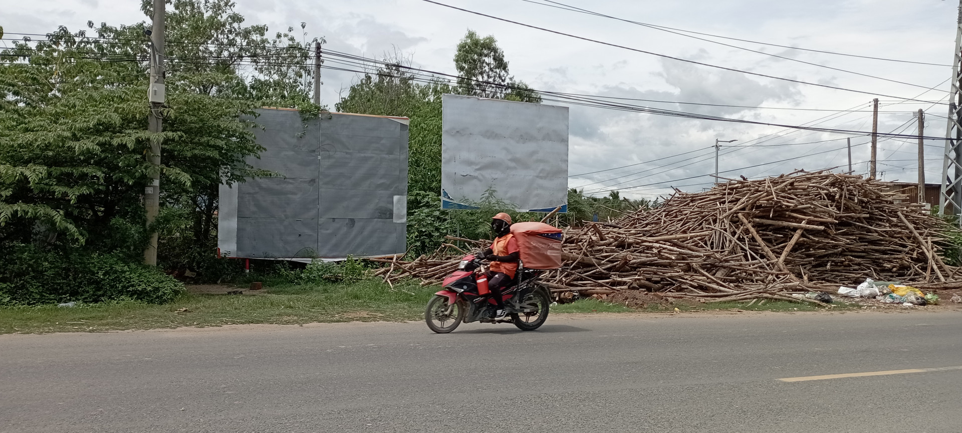 Pa nô tuyên truyền không còn nội dung.