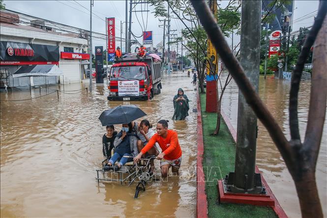 Người dân sơ tán khỏi vùng ngập lụt sau những trận mưa lớn do ảnh hưởng của bão Yagi tại tỉnh Rizal, Philippines, ngày 2/9/2024. Ảnh: THX/TTXVN

