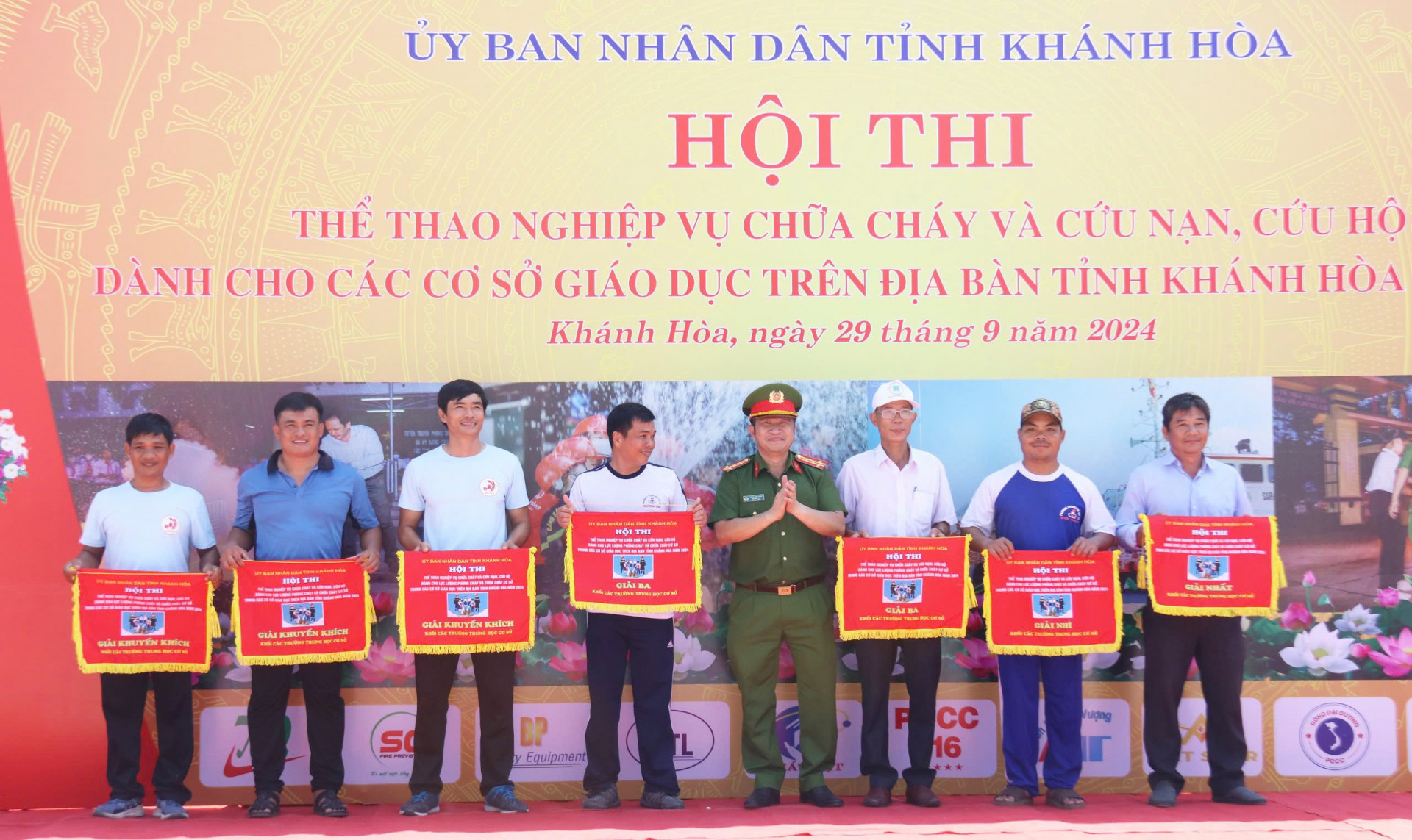 Đại tá Trần Minh Trúc, Phó Giám đốc Công an tỉnh, Phó trưởng Ban Tổ chức trao giải cho các đội thuộc Khối các trường THPT