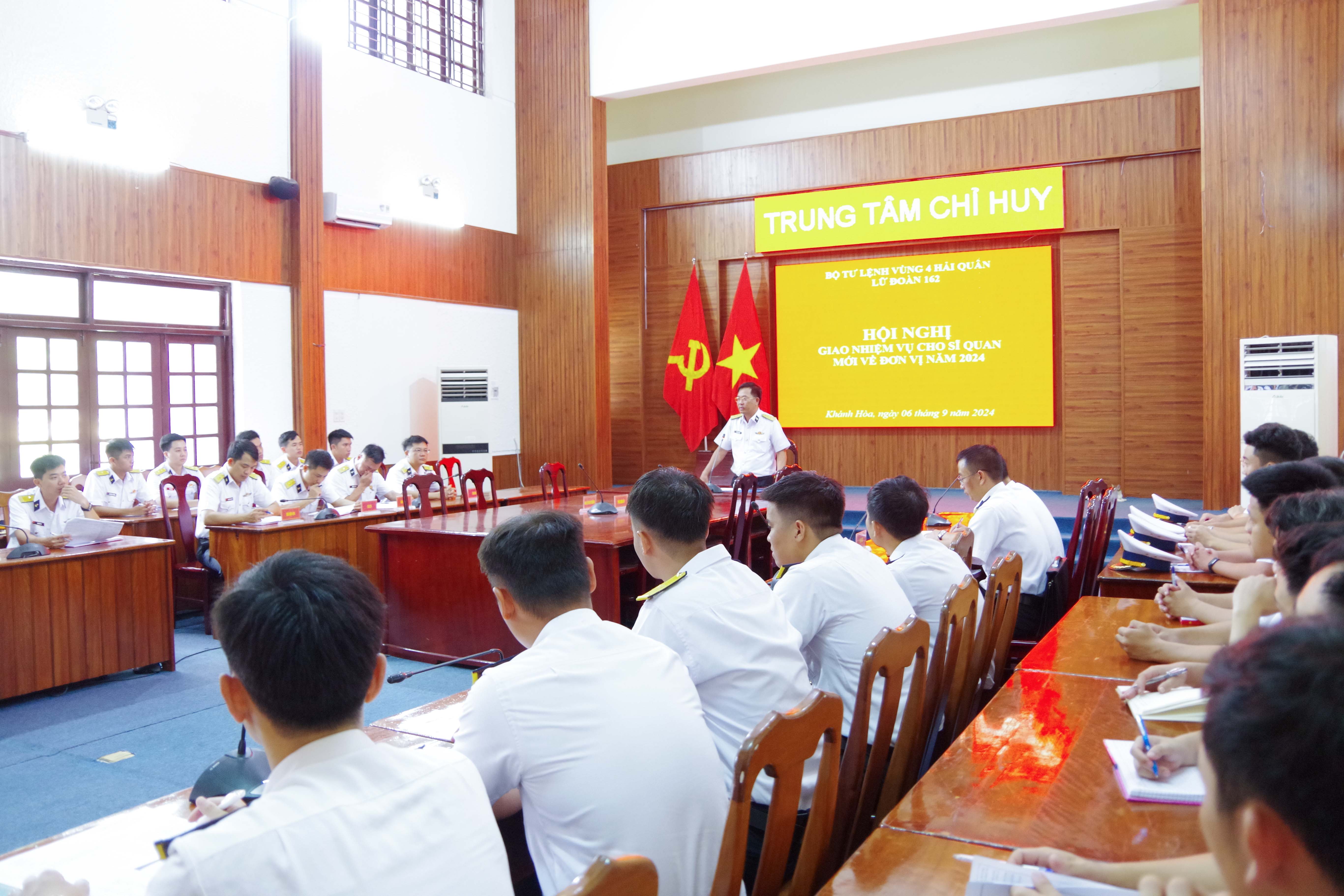 Lữ đoàn 162 giao nhiệm vụ cho sĩ quan trẻ và giao lưu với đoàn cán bộ Tổng Công ty cổ phần Bia - Rượu - Nước giải khát Hà Nội