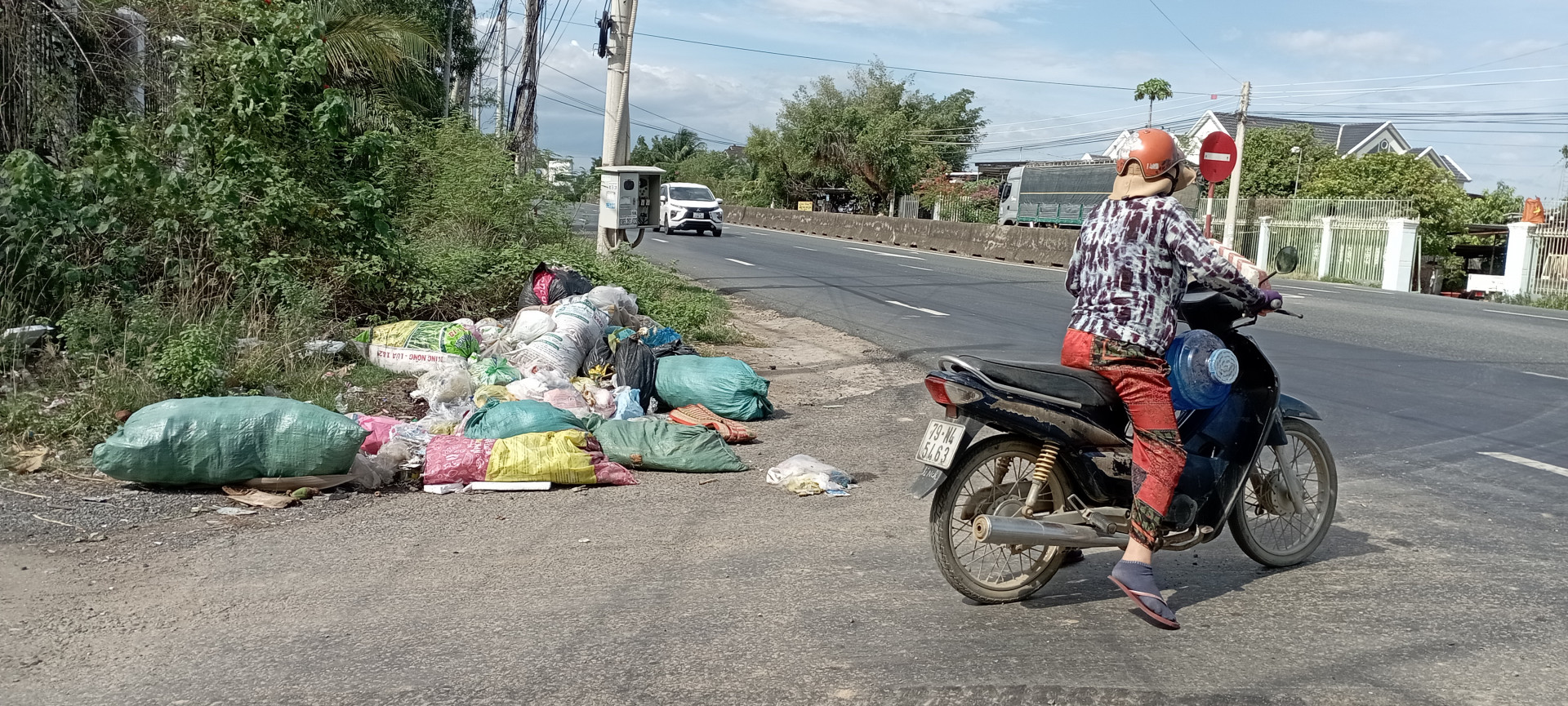 Bỏ rác bừa bãi bên đường.