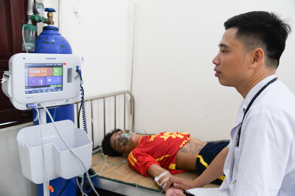 Cấp cứu 4 ngư dân gặp nạn trên vùng biển Trường Sa