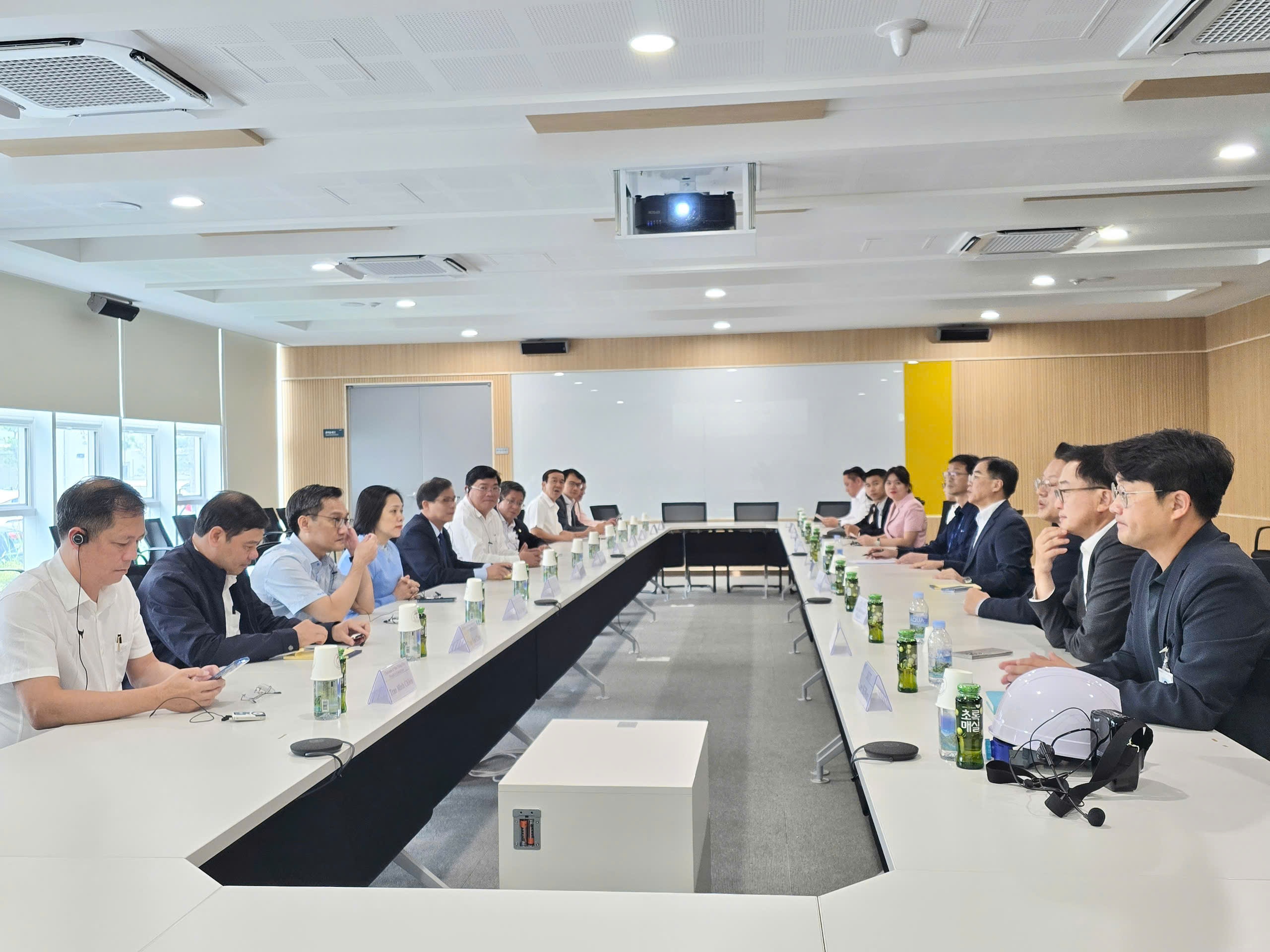 Đoàn công tác tỉnh Khánh Hòa làm việc với tập đoàn SK (Hàn Quốc)