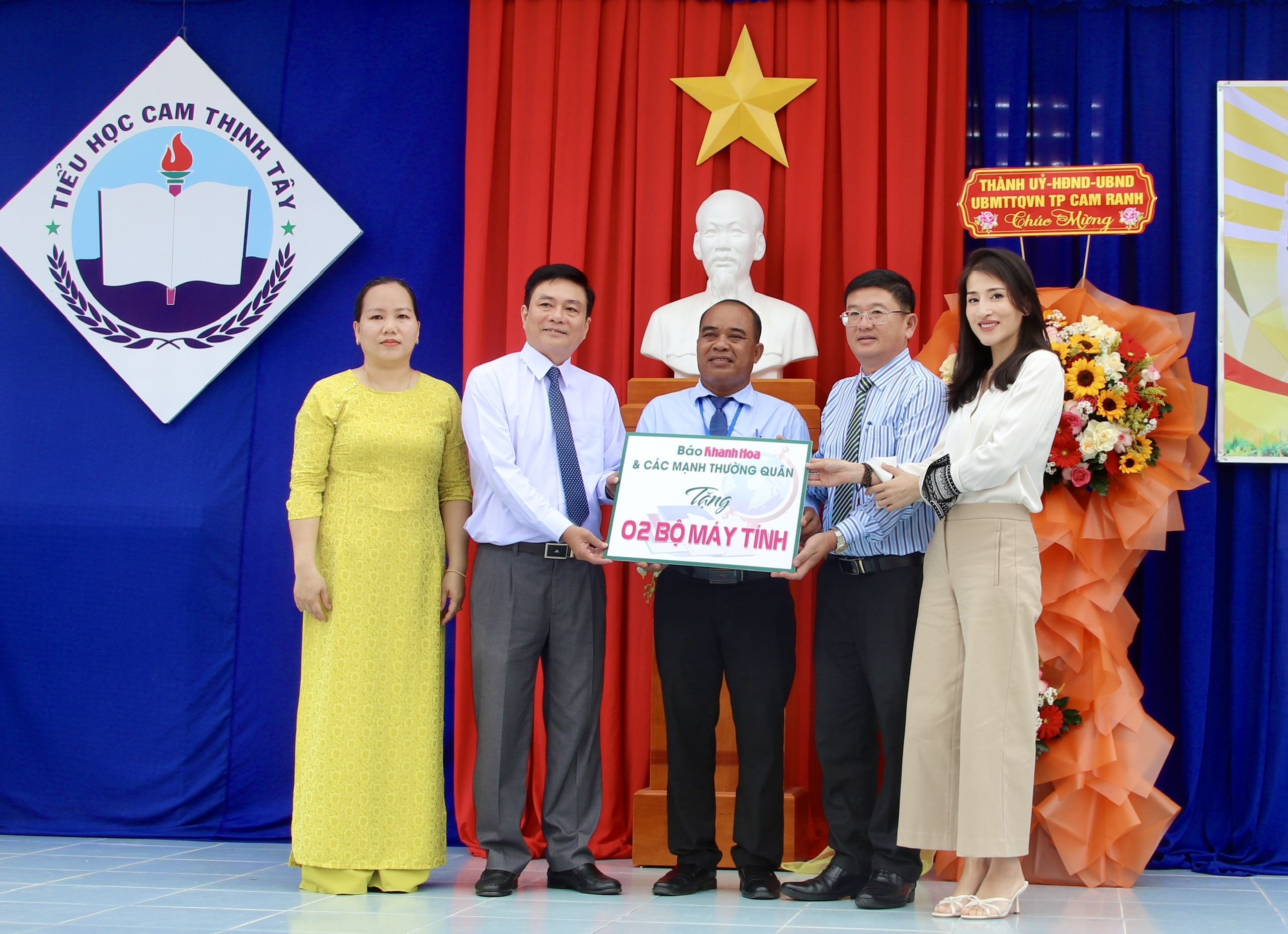 Báo Khánh Hòa và các đơn vị tặng máy tính, tủ sách lớp em, học bổng cho các trường học khó khăn